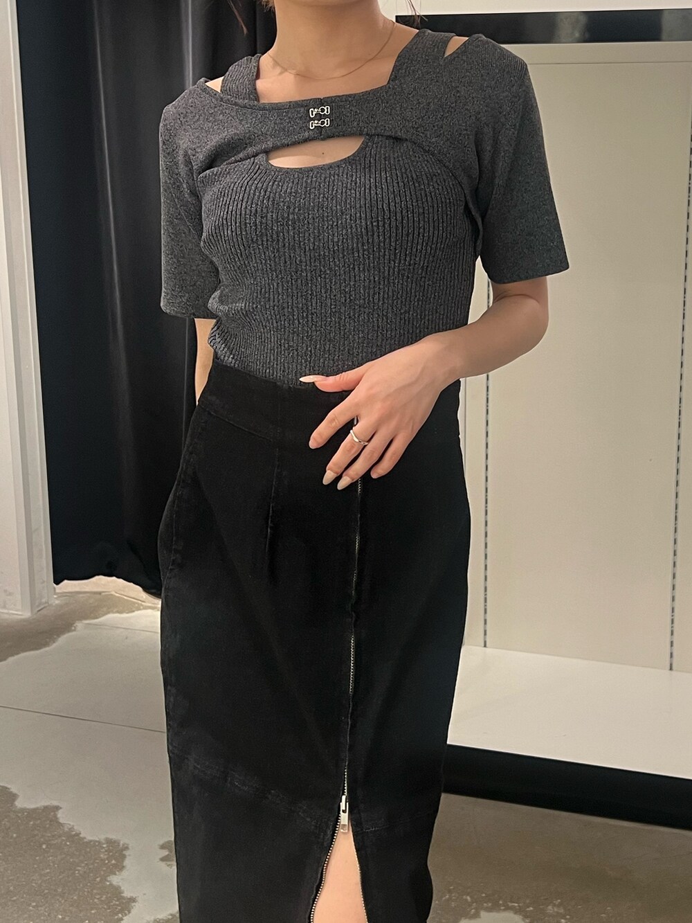 ブラック系のデニムスカート、その他のニット/セーター、ブラック系のサンダルを着用したレディースの夏コーディネートの6枚目の写真