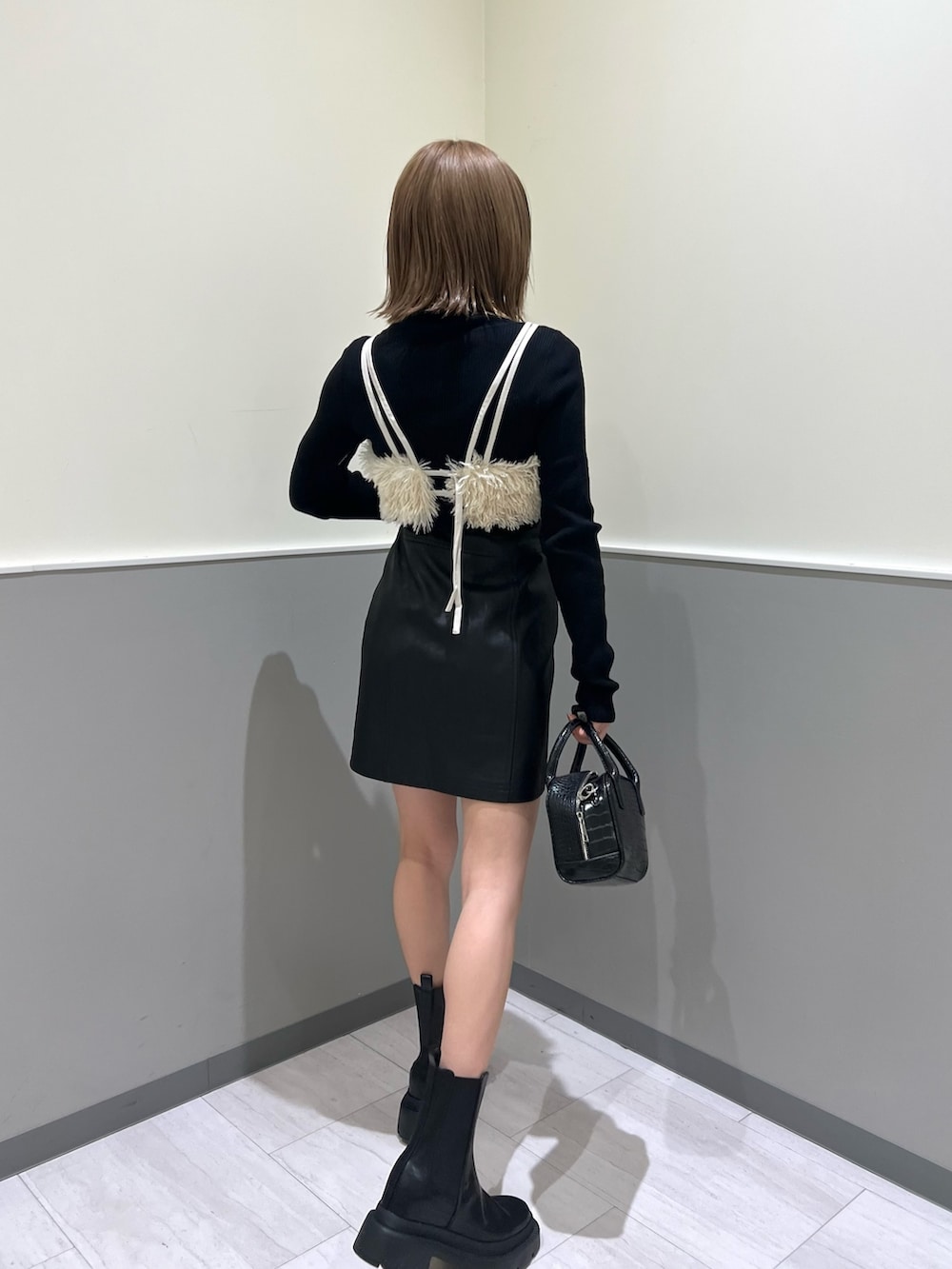 ベージュ系のニット/セーター、ブラック系のニット/セーター、ブラック系のブーツを着用したレディースの冬コーディネートの2枚目の写真