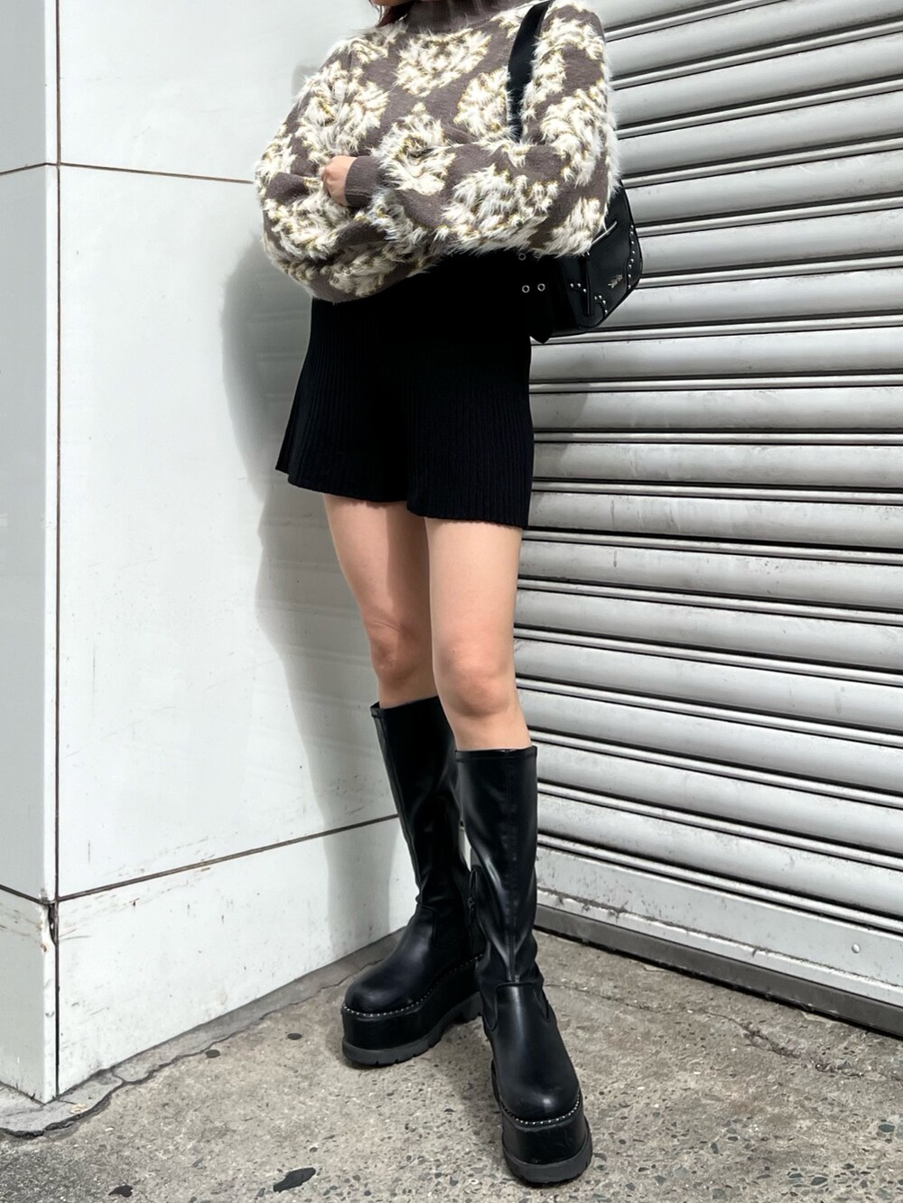 ブラウン系のニット/セーター、ブラック系のハンドバッグ、ブラック系のその他パンツを着用したレディースの秋コーディネートの7枚目の写真