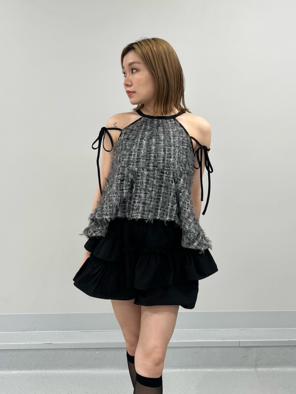 ブラック系のシャツ/ブラウス、ブラック系のその他パンツを着用したレディースの夏コーディネートの4枚目の写真