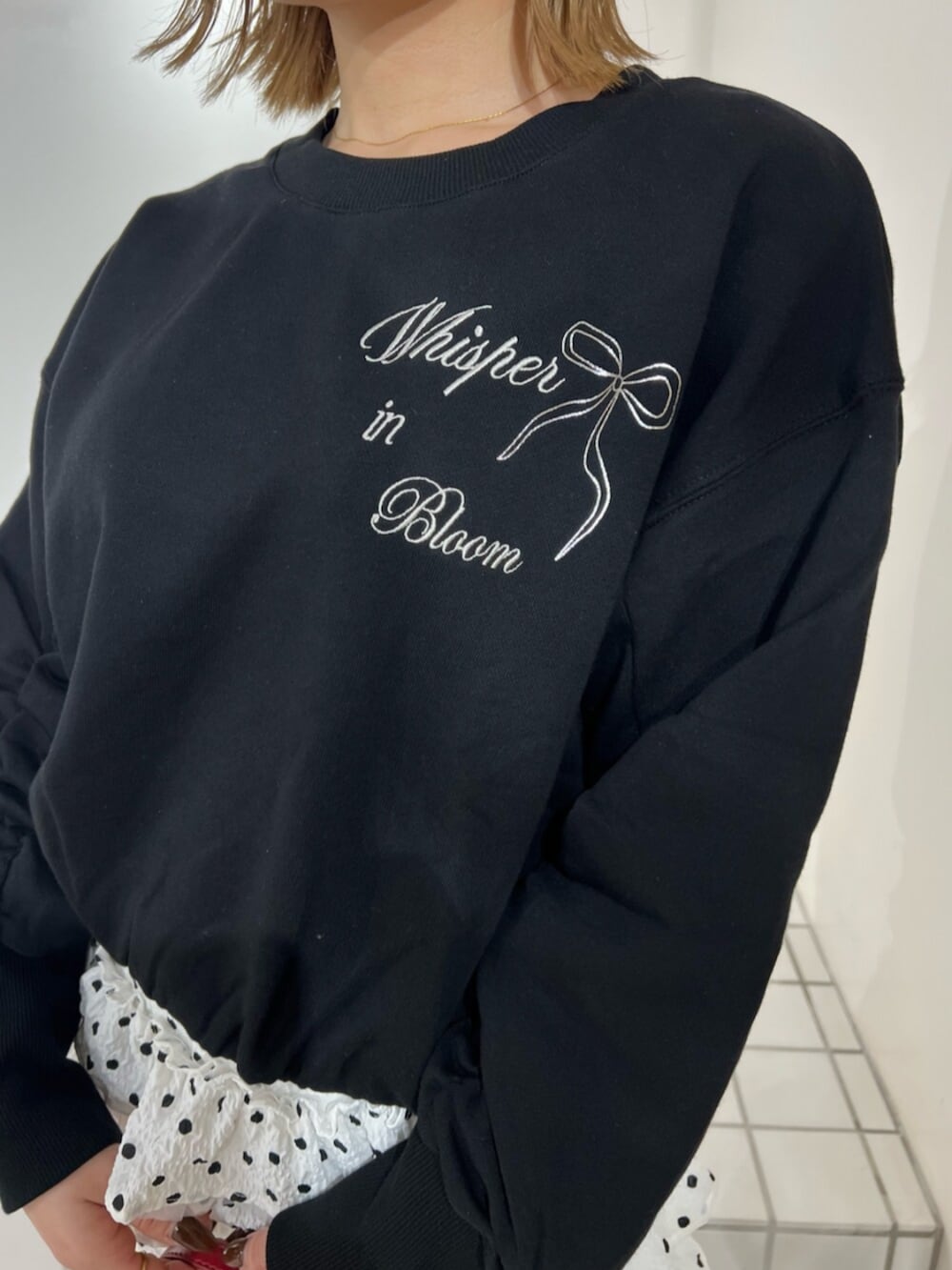 レッド系のハンドバッグ、ホワイト系のその他パンツ、ブラック系のスウェットを着用したレディースの冬コーディネートの5枚目の写真