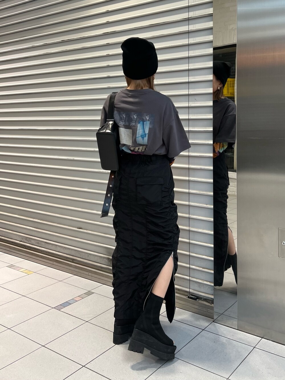グレー系のTシャツ/カットソー、その他のTシャツ/カットソー、ブラック系のブーツを着用したレディースの春コーディネートの4枚目の写真