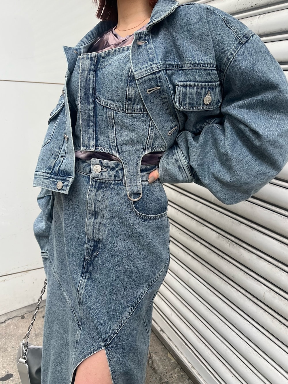 ブラウン系のブーツ、グレー系のTシャツ/カットソー、ブルー系のその他トップスを着用したレディースの冬コーディネートの5枚目の写真