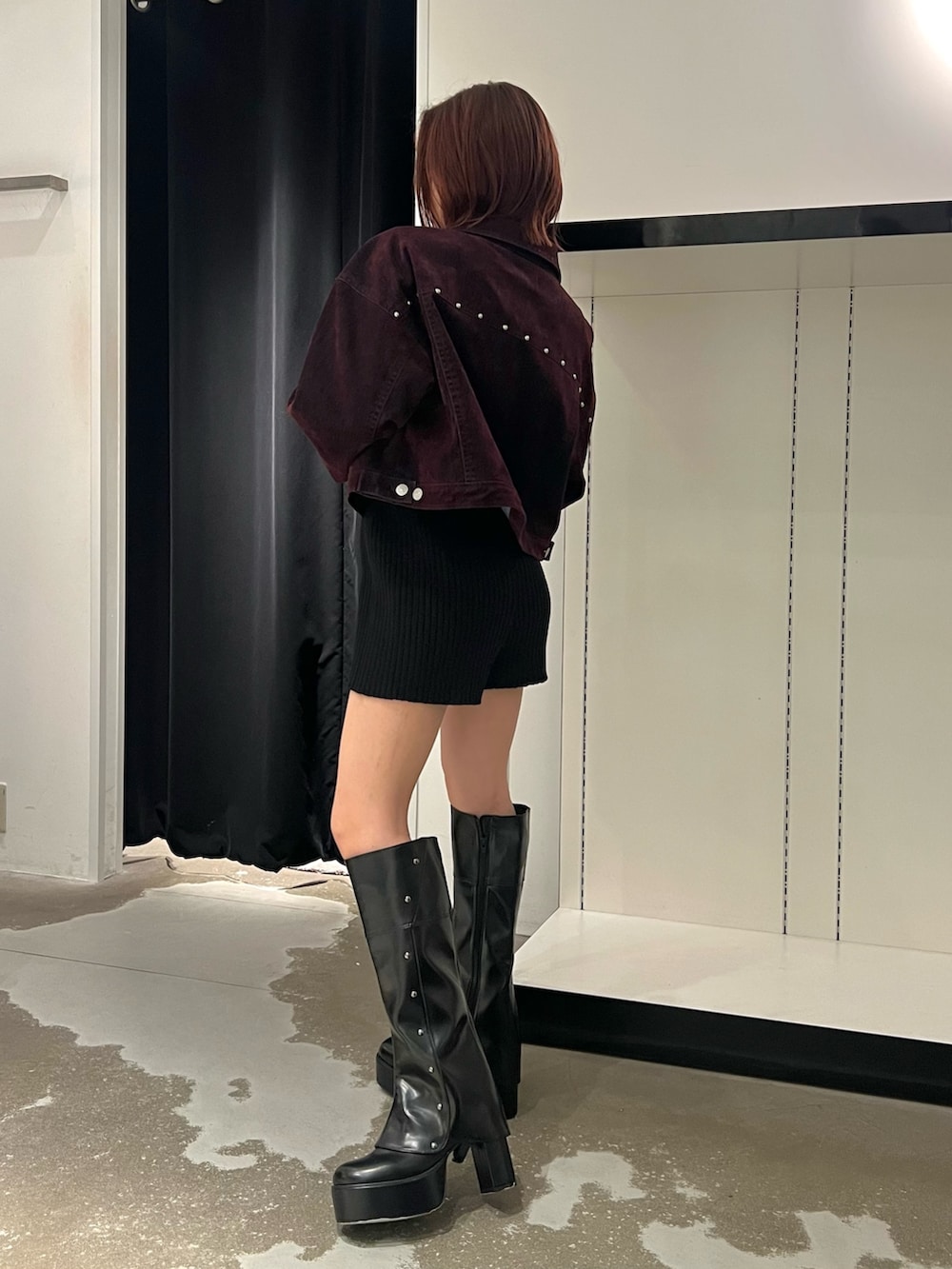 ブラック系のブーツ、ブラック系のその他パンツ、レッド系のデニムジャケットを着用したレディースの秋コーディネートの2枚目の写真