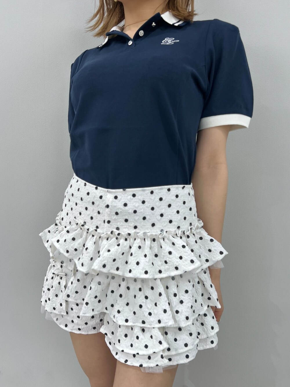 ホワイト系のその他パンツ、ブルー系のTシャツ/カットソーを着用したレディースの春コーディネートの5枚目の写真