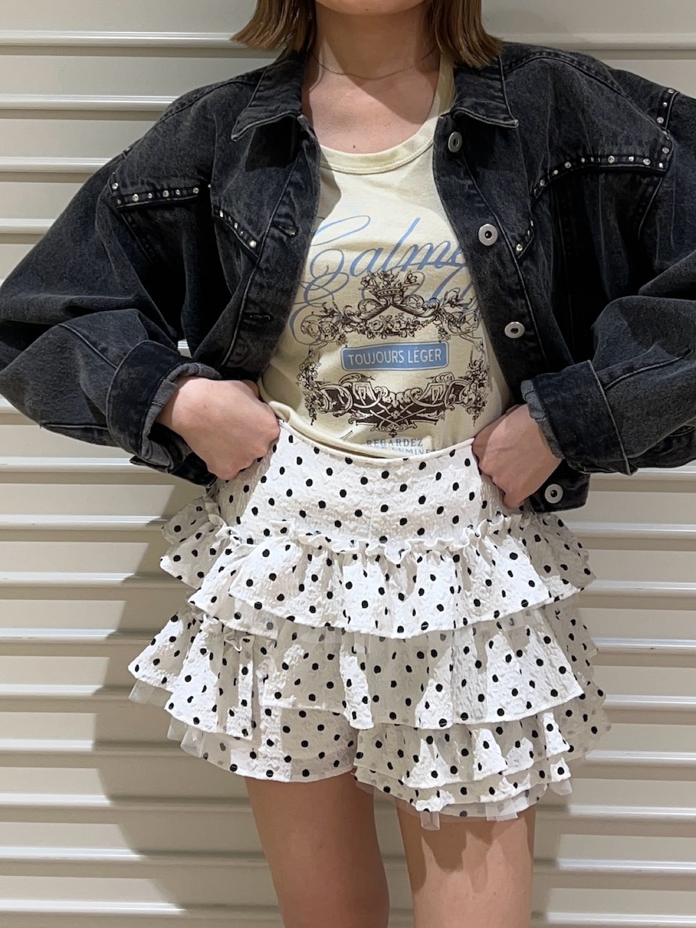 イエロー系のTシャツ/カットソー、ブラック系のデニムジャケット、ホワイト系のその他パンツを着用したレディースの春コーディネートの5枚目の写真