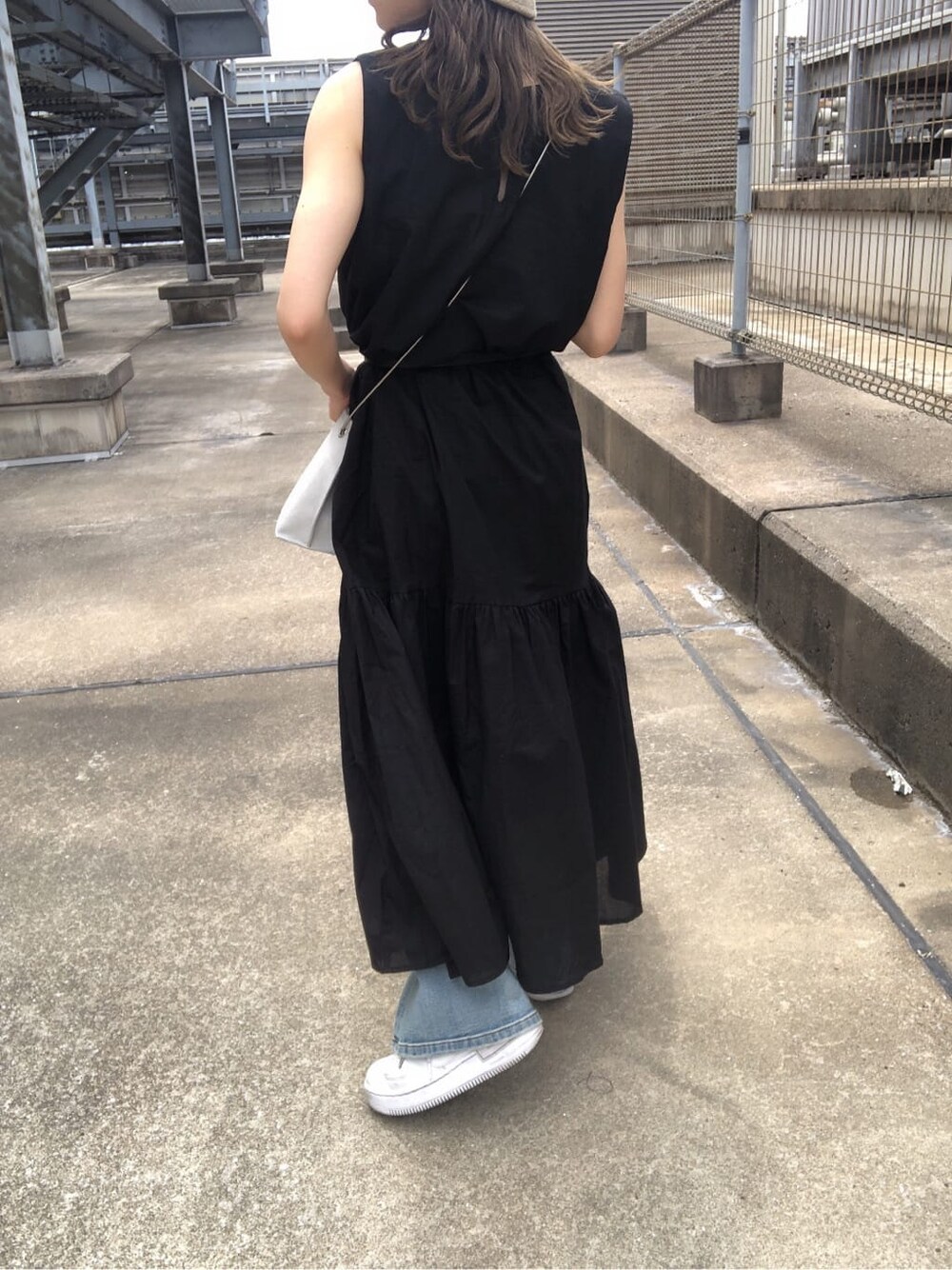 ブラック系のワンピース、ホワイト系のショルダーバッグ、ベージュ系のハットを着用したレディースの夏コーディネートの8枚目の写真