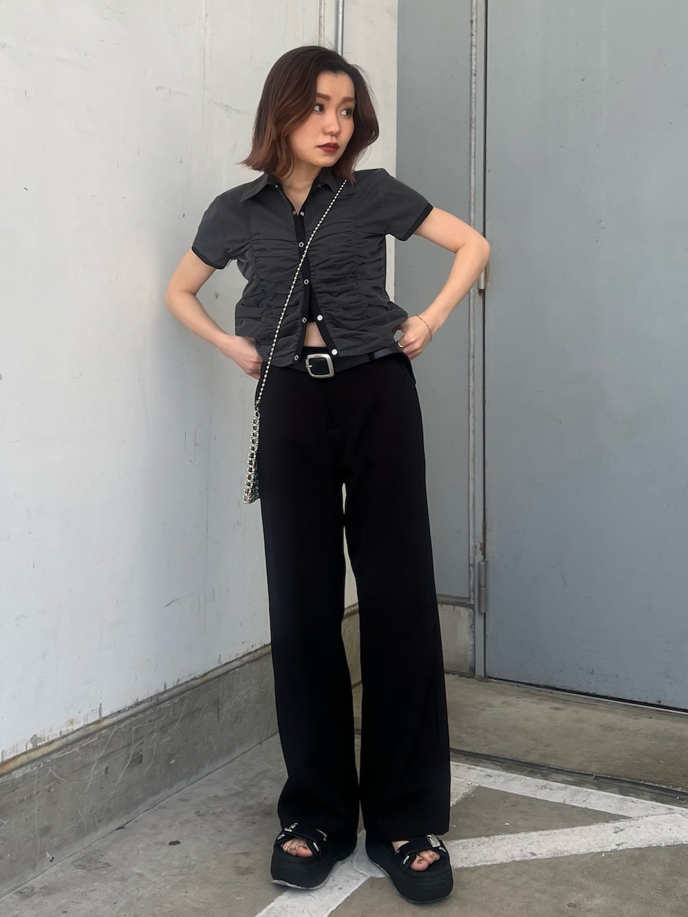 ブラック系のサンダル、ブラック系のシャツ/ブラウス、シルバー系のショルダーバッグを着用したレディースの春コーディネートの3枚目の写真