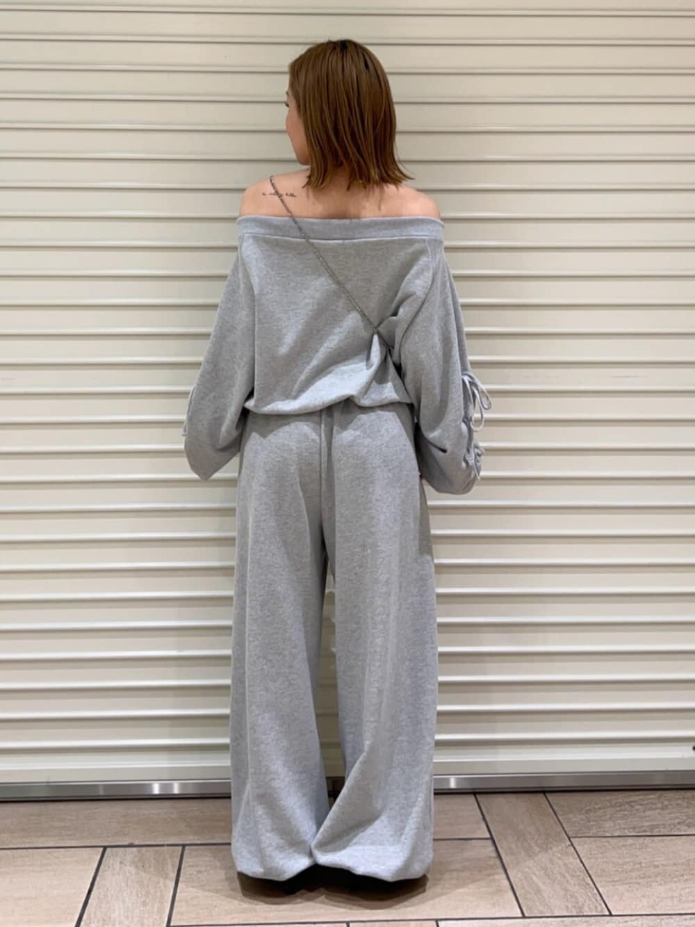 ブラック系のサンダル、グレー系のその他パンツ、グレー系のスウェットを着用したレディースの春コーディネートの3枚目の写真