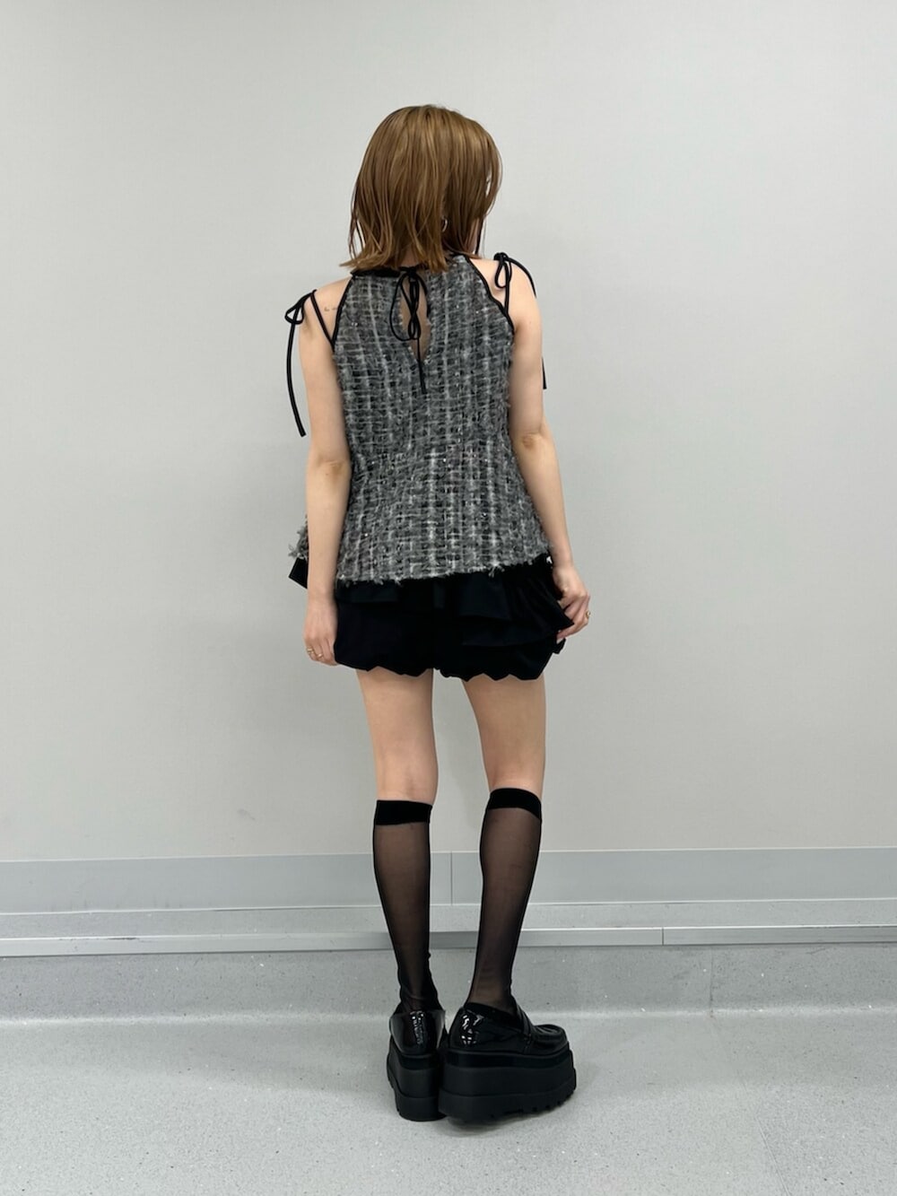 ブラック系のシャツ/ブラウス、ブラック系のその他パンツを着用したレディースの夏コーディネートの3枚目の写真