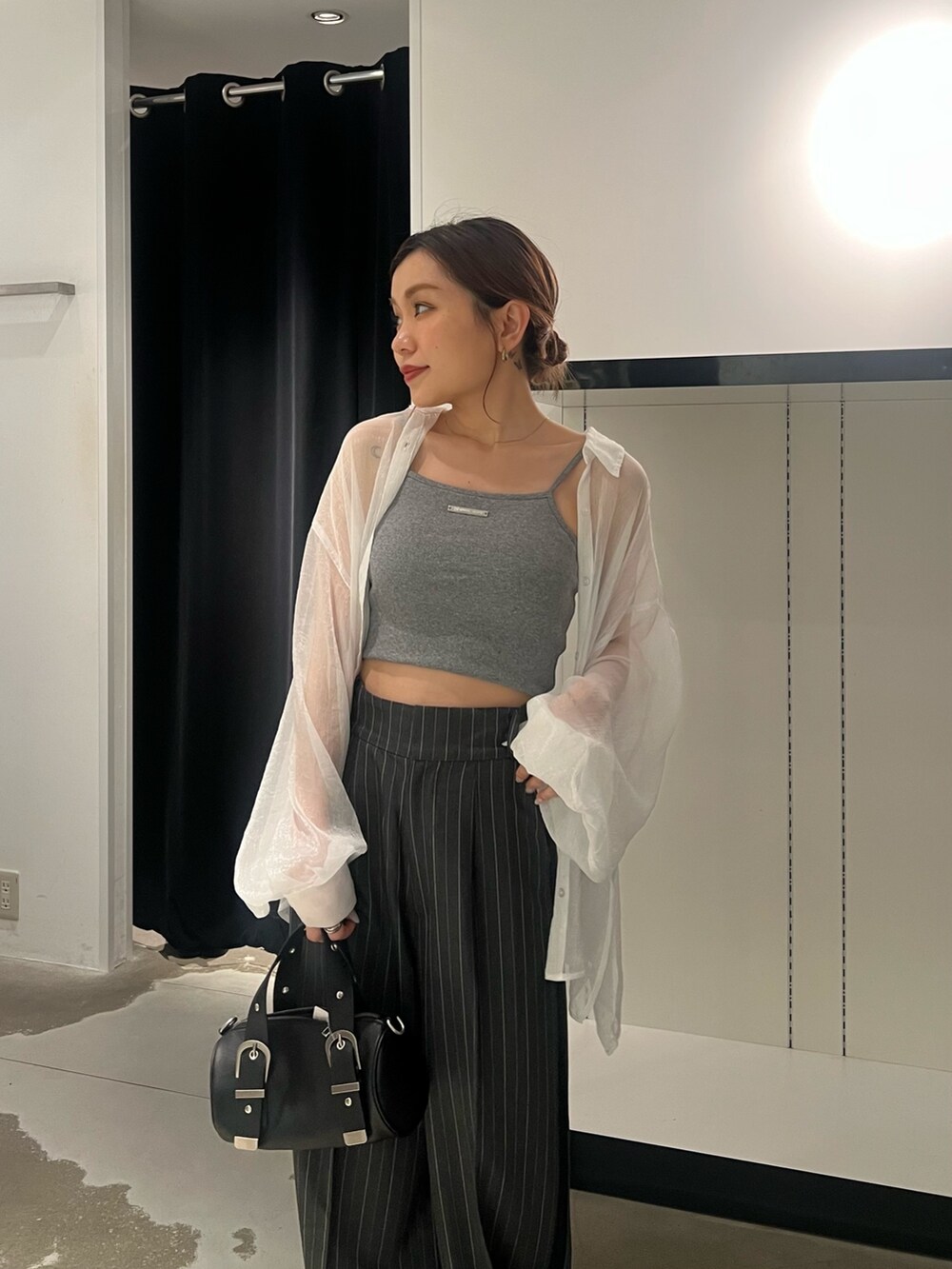 ホワイト系のシャツ/ブラウス、グレー系のキャミソール、グレー系のスラックスを着用したレディースの春コーディネートの5枚目の写真