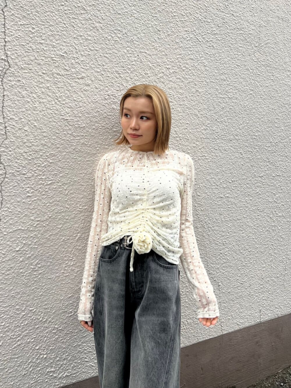 ブラック系のその他パンツ、ブラック系のサンダル、ホワイト系のTシャツ/カットソーを着用したレディースの春コーディネートの4枚目の写真