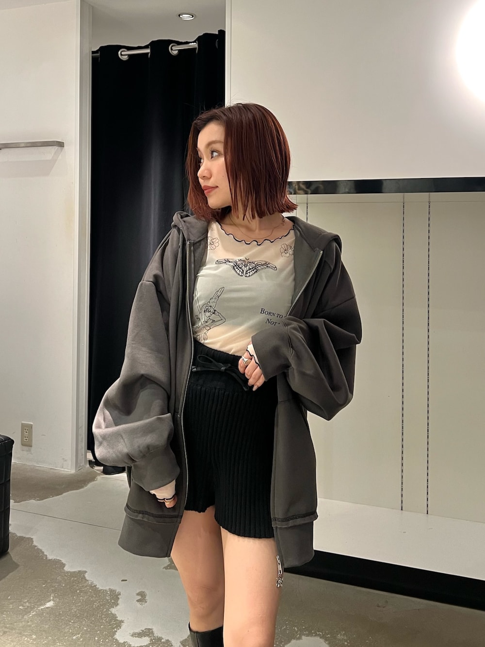 ブラック系のブーツ、ブラック系のその他パンツ、ホワイト系のTシャツ/カットソーを着用したレディースの秋コーディネートの5枚目の写真