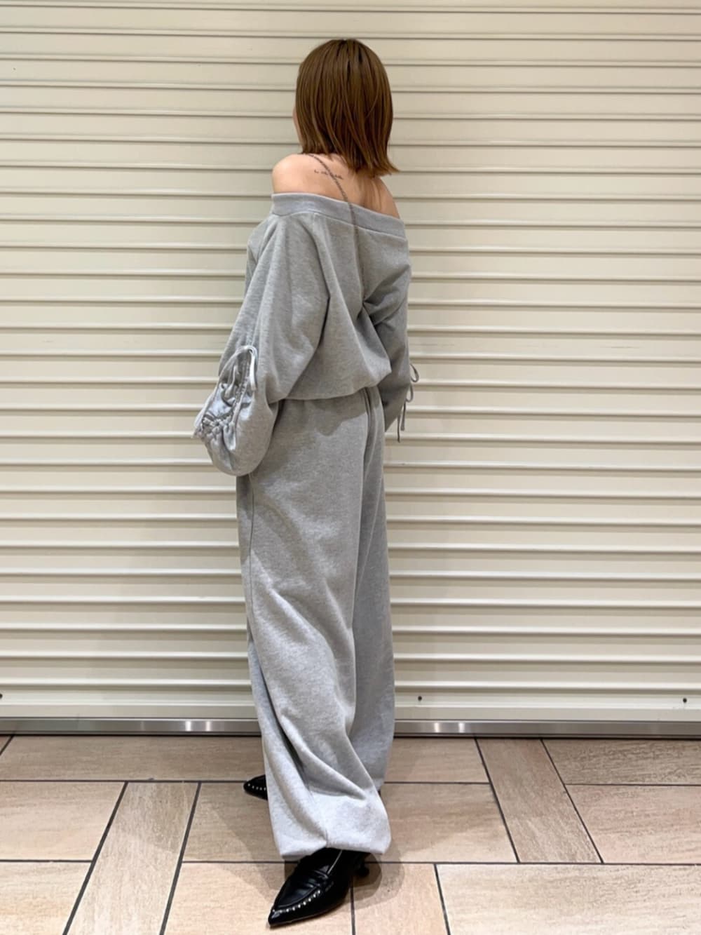 ブラック系のサンダル、グレー系のその他パンツ、グレー系のスウェットを着用したレディースの春コーディネートの2枚目の写真