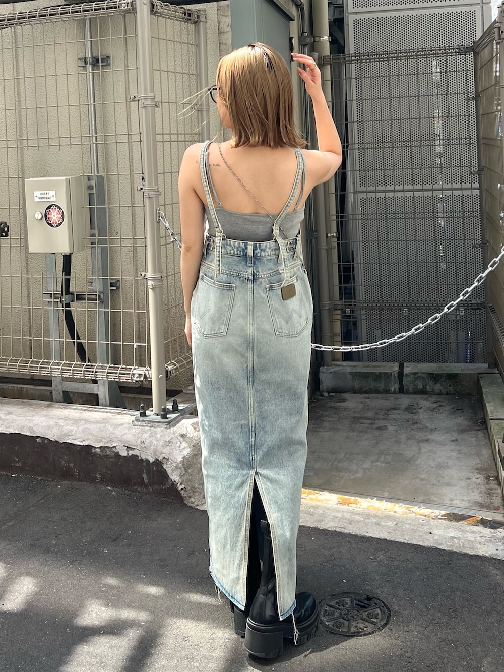 ブルー系のワンピースを着用したレディースの春コーディネートの3枚目の写真