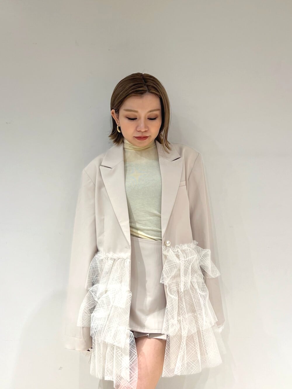 イエロー系のTシャツ/カットソー、ホワイト系のその他パンツ、ホワイト系のテーラードジャケットを着用したレディースの春コーディネートの4枚目の写真