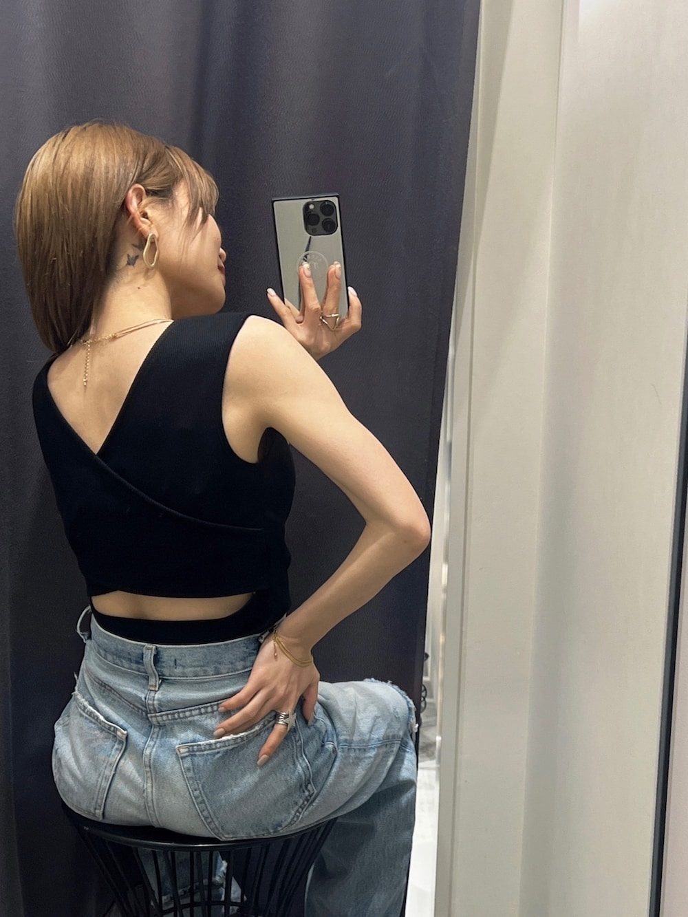 ブラック系のタンクトップを着用したレディースの夏コーディネートの3枚目の写真