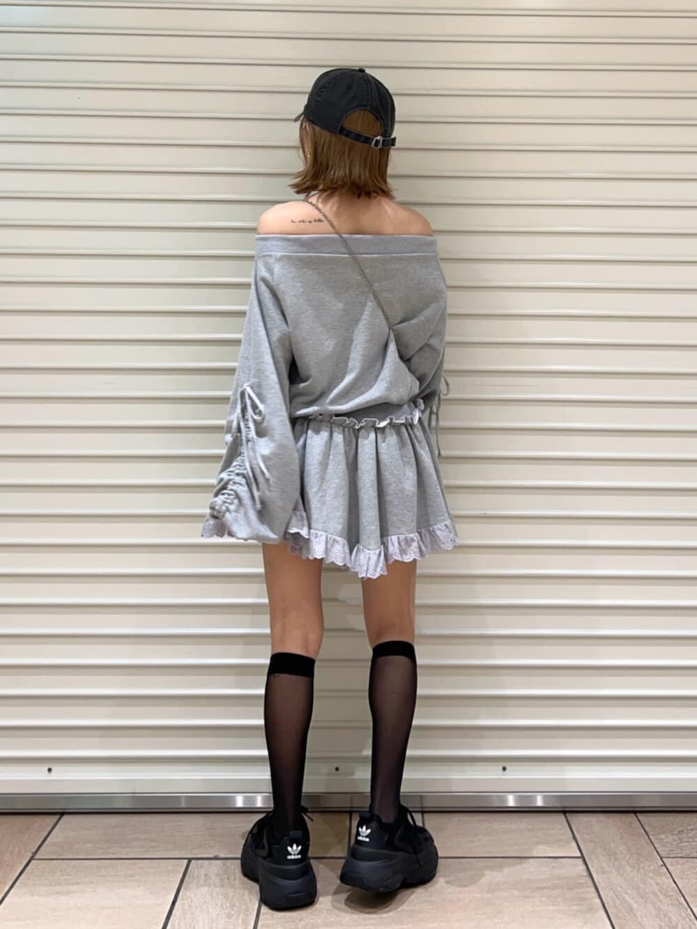 グリーン系のスカート、グレー系のスカートを着用したレディースの春コーディネートの3枚目の写真