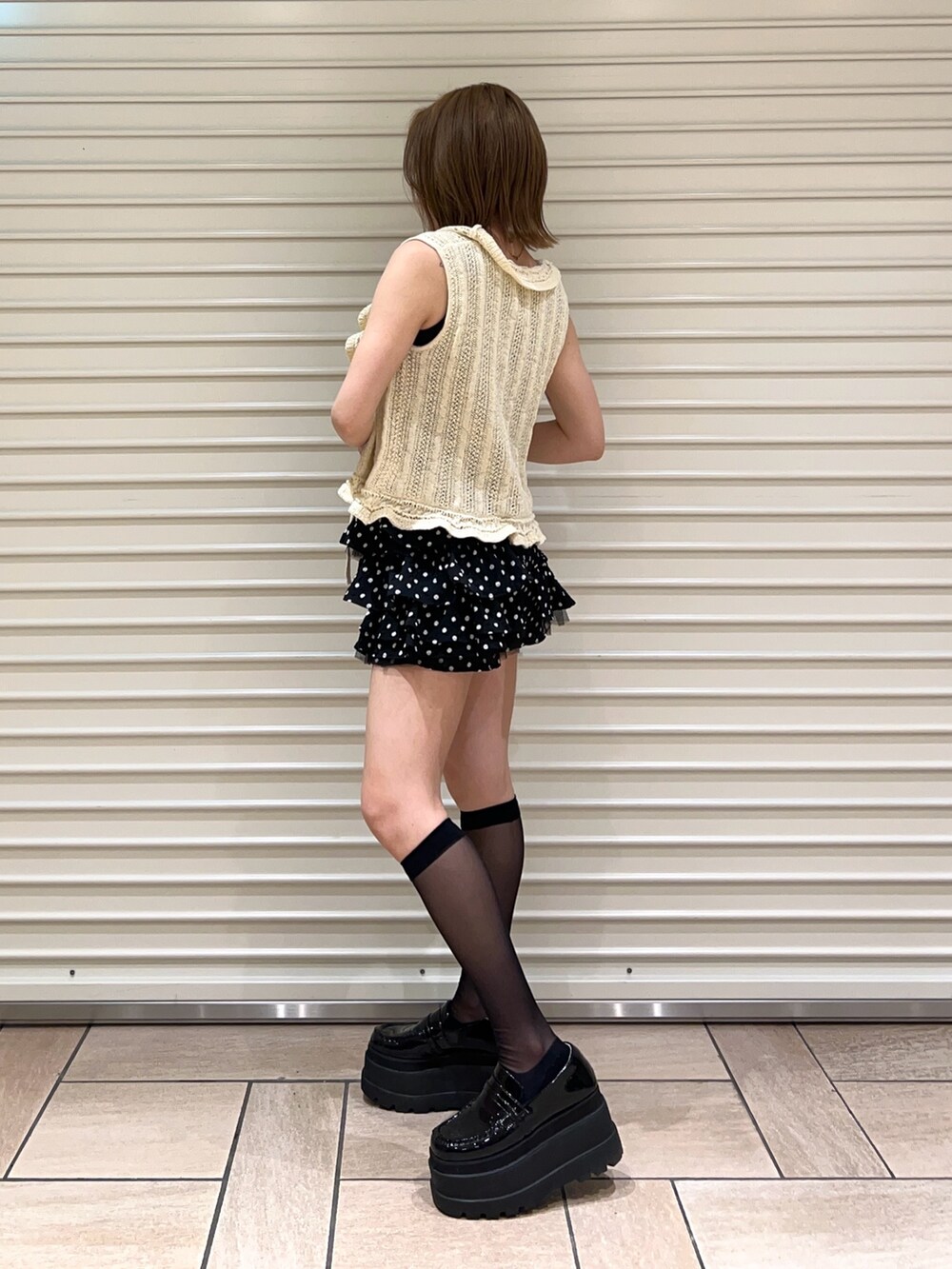 ブラック系のタンクトップ、ブラック系のその他パンツ、ホワイト系のニット/セーターを着用したレディースの夏コーディネートの2枚目の写真
