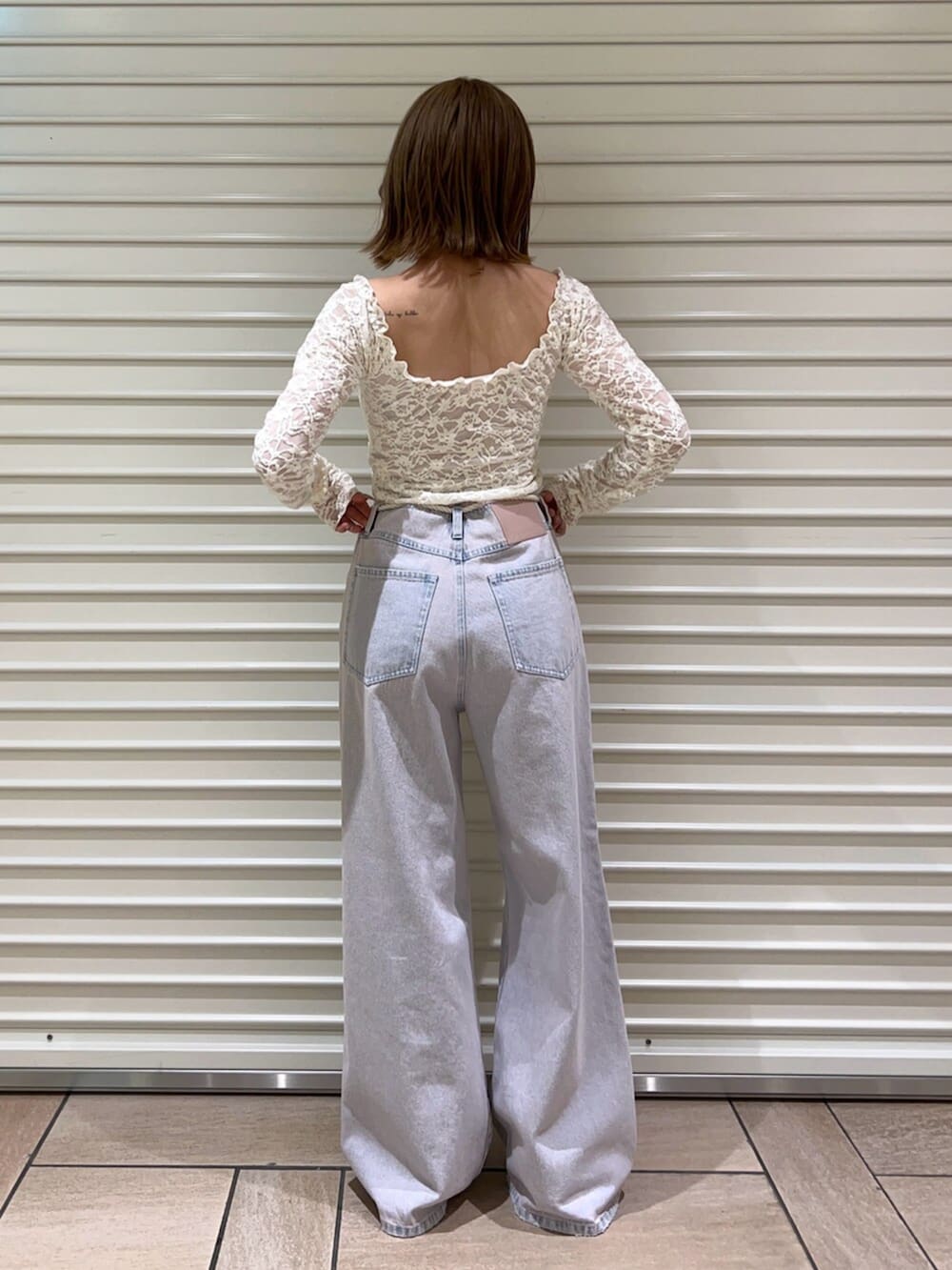 ブラウン系のサンダル、ホワイト系のTシャツ/カットソー、ピンク系のデニムパンツを着用したレディースの春コーディネートの3枚目の写真