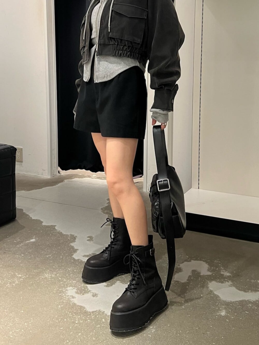 ブラック系のその他パンツ、ブラック系のブルゾン、ブラック系のブーツを着用したレディースの秋コーディネートの7枚目の写真