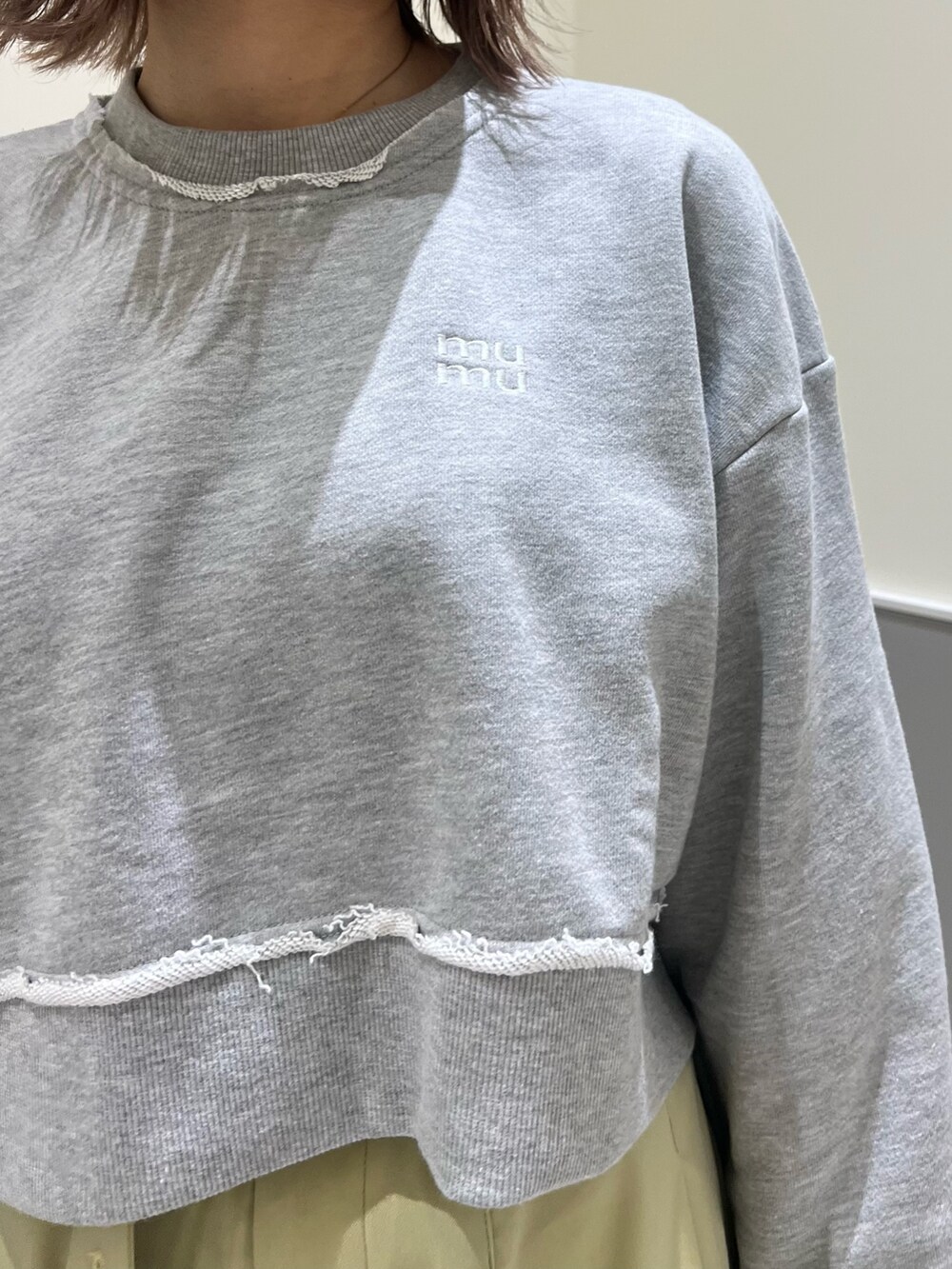 グレー系のスウェット、グリーン系のその他パンツ、シルバー系のハンドバッグを着用したレディースの冬コーディネートの8枚目の写真