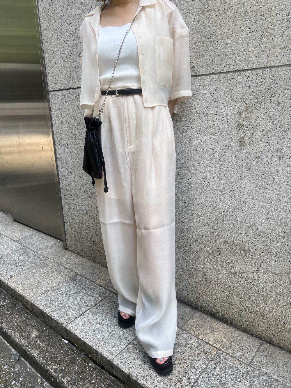 ホワイト系のシャツ/ブラウス、ホワイト系のニット/セーター、ブラック系のショルダーバッグを着用したレディースの夏コーディネートの7枚目の写真