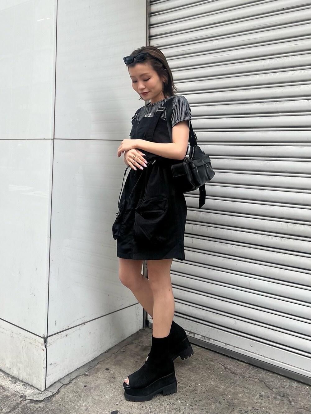 ブラック系のワンピース、その他のTシャツ/カットソー、ブラック系のショルダーバッグを着用したレディースの春コーディネートの4枚目の写真