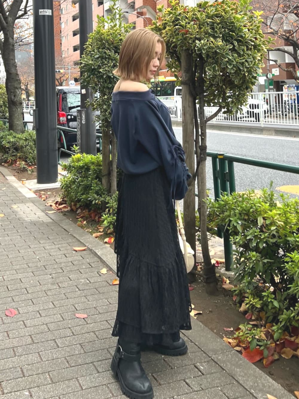 ブラック系のブーツ、ブルー系のスウェット、ブラック系のスカートを着用したレディースの春コーディネートの2枚目の写真