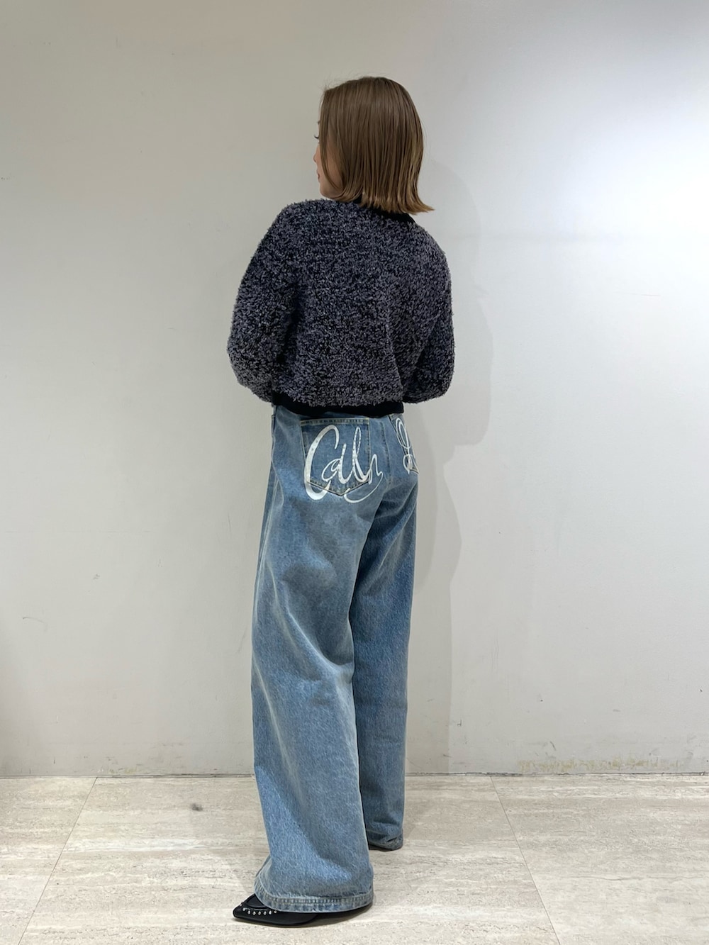 ブルー系のその他パンツ、ブラック系のサンダル、ブラック系のカーディガン/ボレロを着用したレディースの冬コーディネートの2枚目の写真