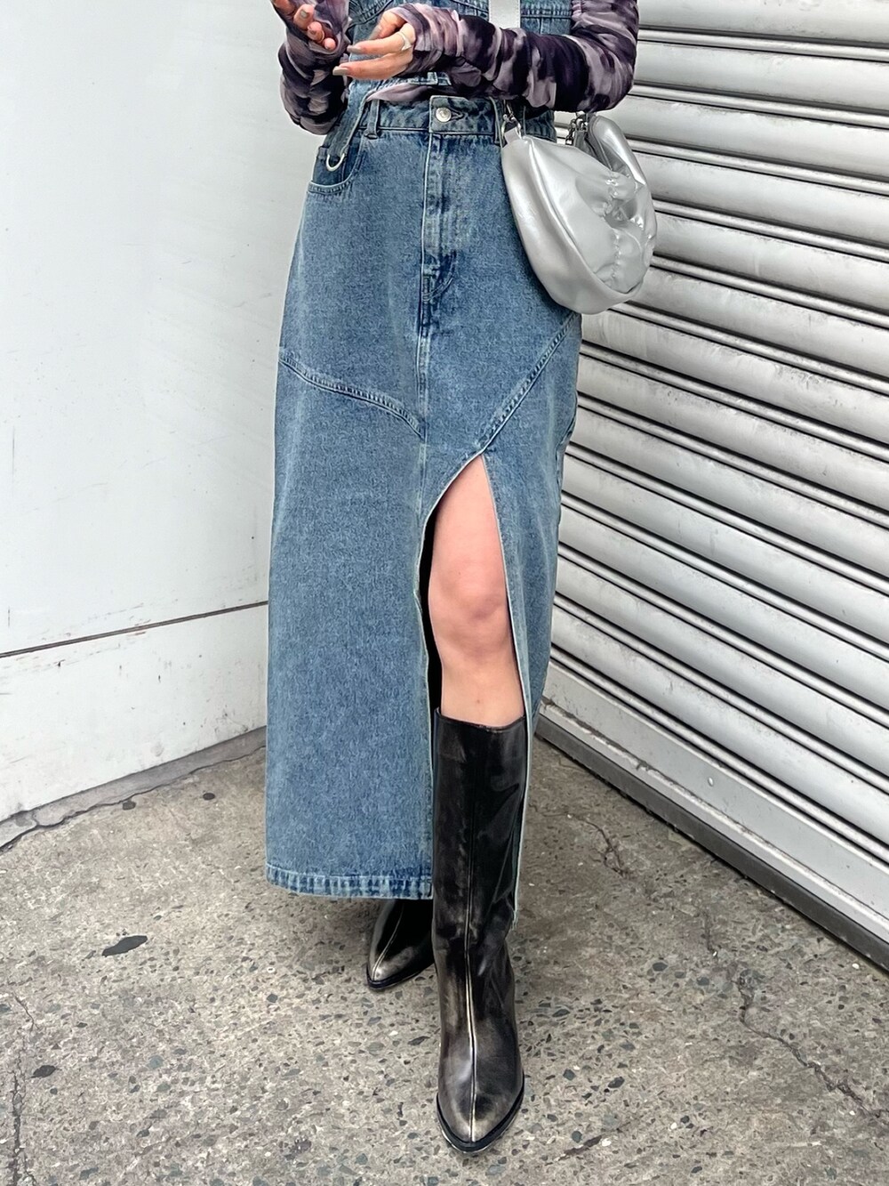 ブルー系のデニムスカート、ブルー系のその他トップス、シルバー系のショルダーバッグを着用したレディースの冬コーディネートの8枚目の写真