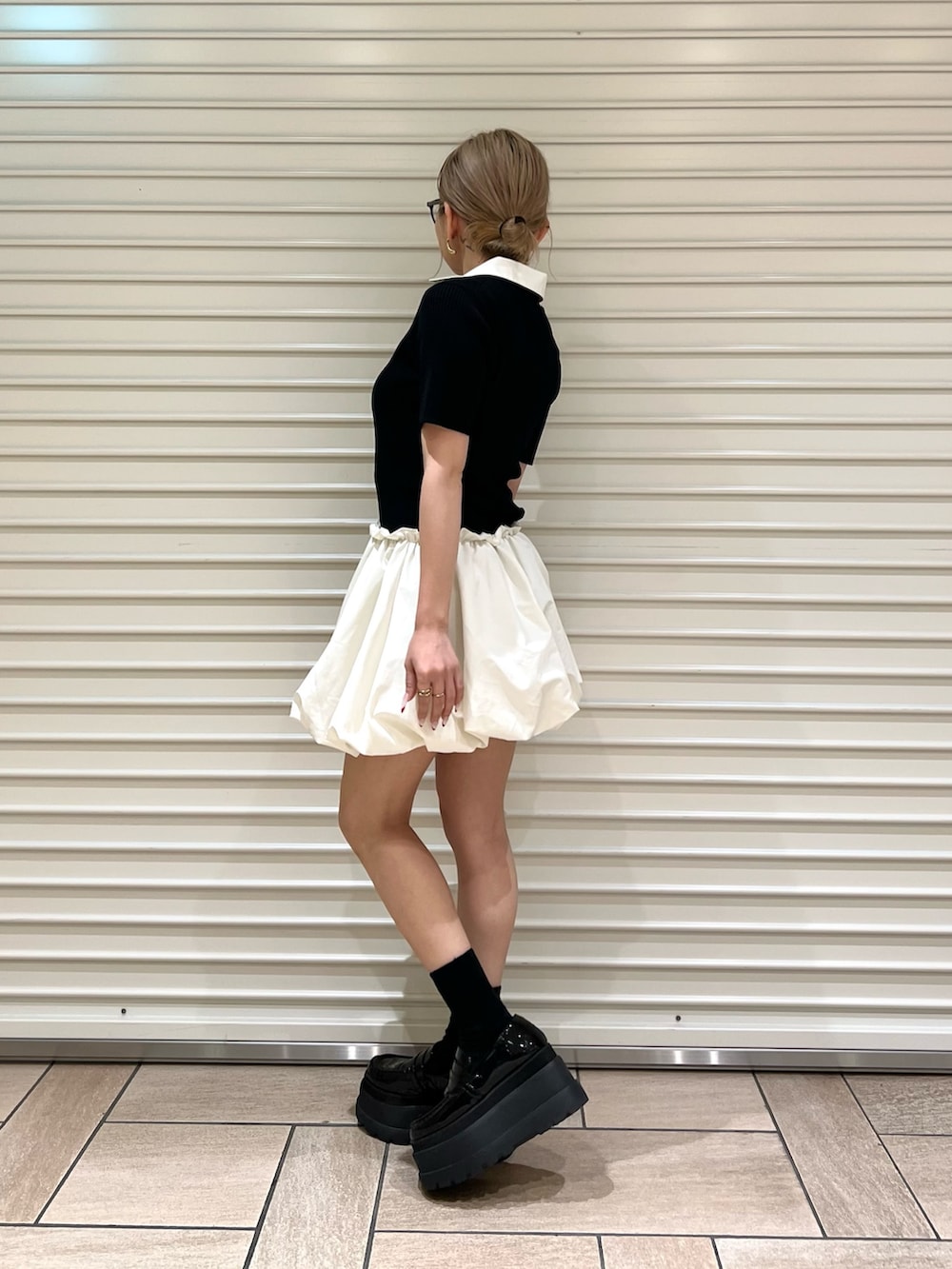 ブラック系のワンピースを着用したレディースの夏コーディネートの2枚目の写真