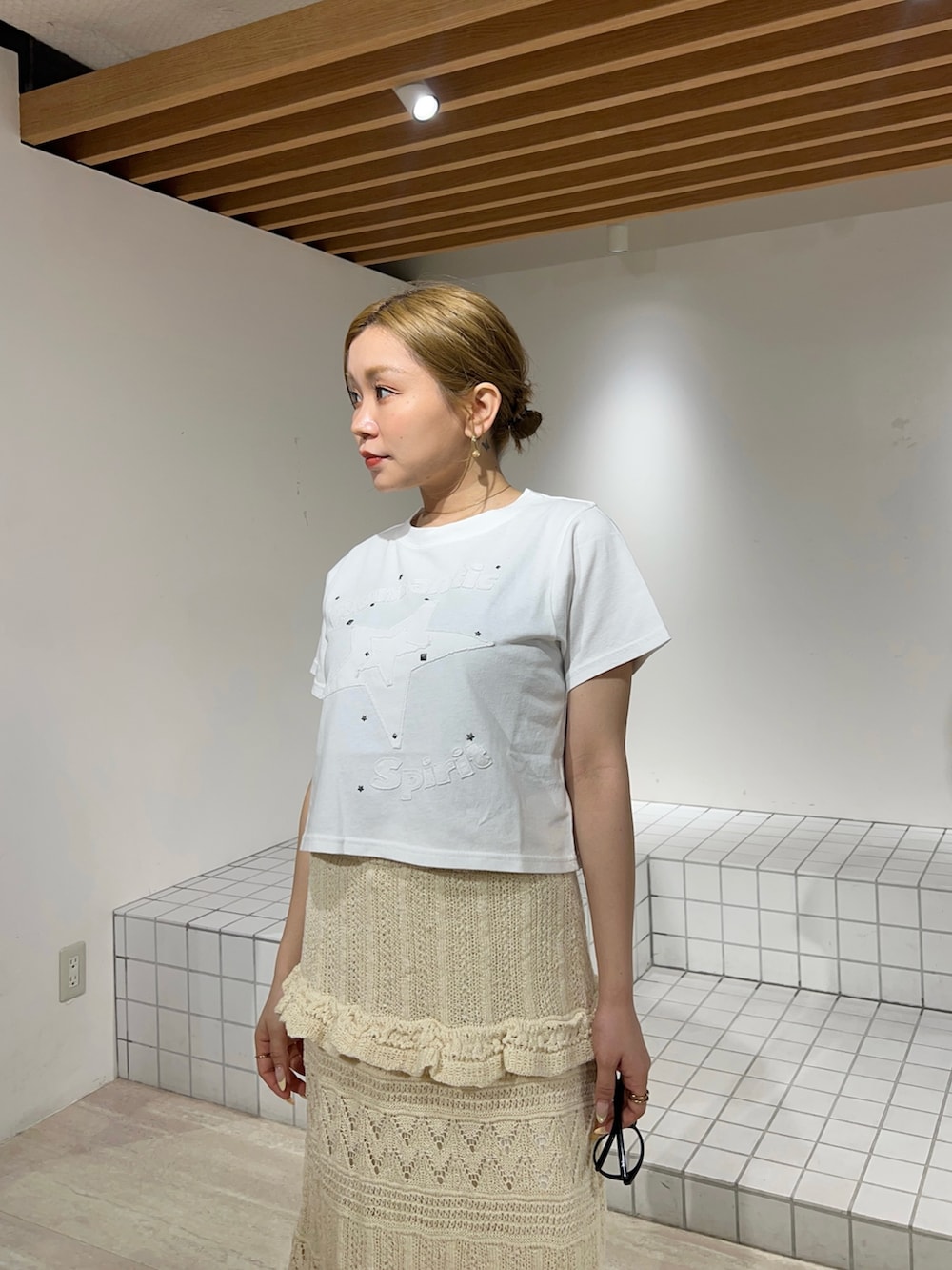 ホワイト系のスカート、ホワイト系のTシャツ/カットソーを着用したレディースの夏コーディネートの4枚目の写真