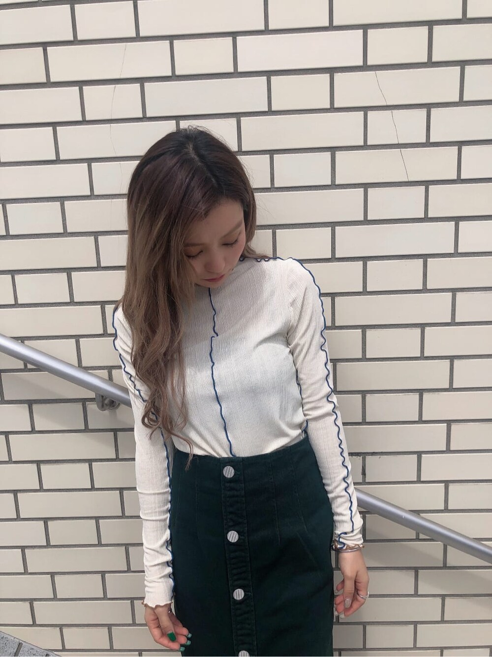 グリーン系のブルゾン、グリーン系のスカート、ホワイト系のTシャツ/カットソーを着用したレディースの秋コーディネートの7枚目の写真