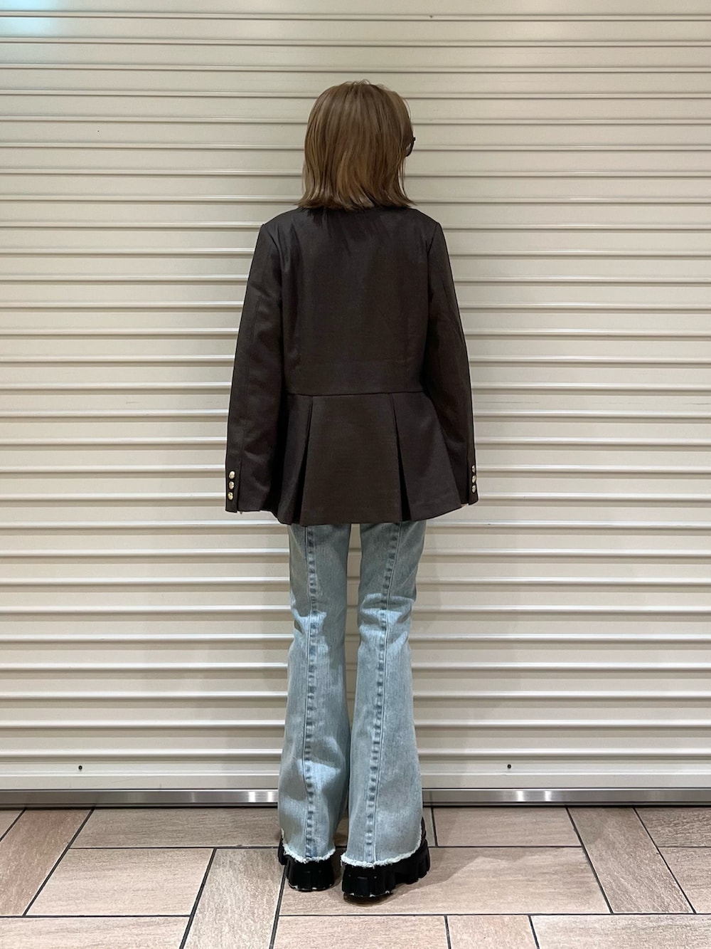 ブルー系のその他パンツ、ブラウン系のローファー、ブラウン系のテーラードジャケットを着用したレディースの秋コーディネートの3枚目の写真