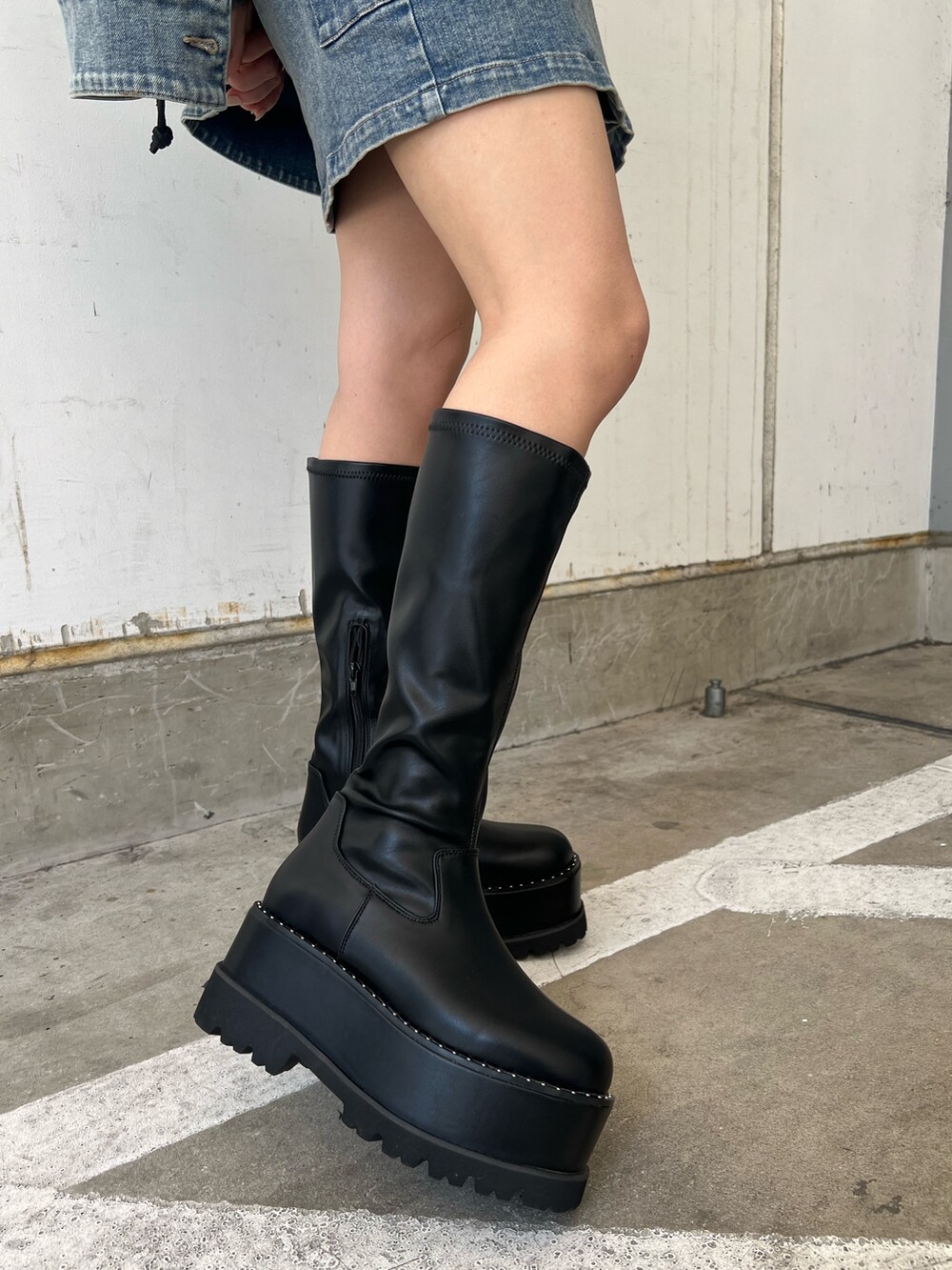 その他のTシャツ/カットソー、ブルー系のスカート、ブラック系のブーツを着用したレディースの夏コーディネートの8枚目の写真