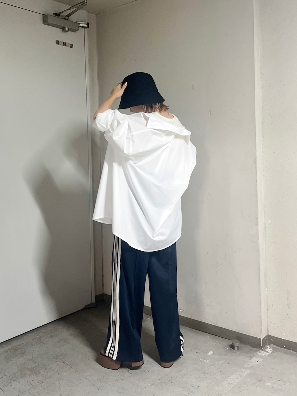 ホワイト系のタンクトップ、ホワイト系のシャツ/ブラウス、ブルー系のその他パンツを着用したレディースの夏コーディネートの3枚目の写真