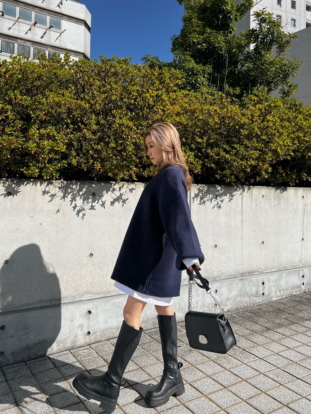 ブラック系のブーツ、ブラック系のショルダーバッグ、ホワイト系のTシャツ/カットソーを着用したレディースの秋コーディネートの4枚目の写真