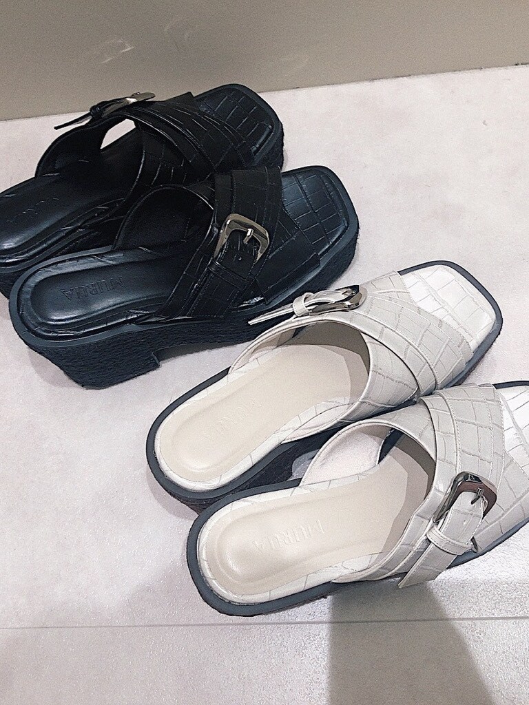 ホワイト系のサンダルを着用したレディースの春コーディネートの2枚目の写真