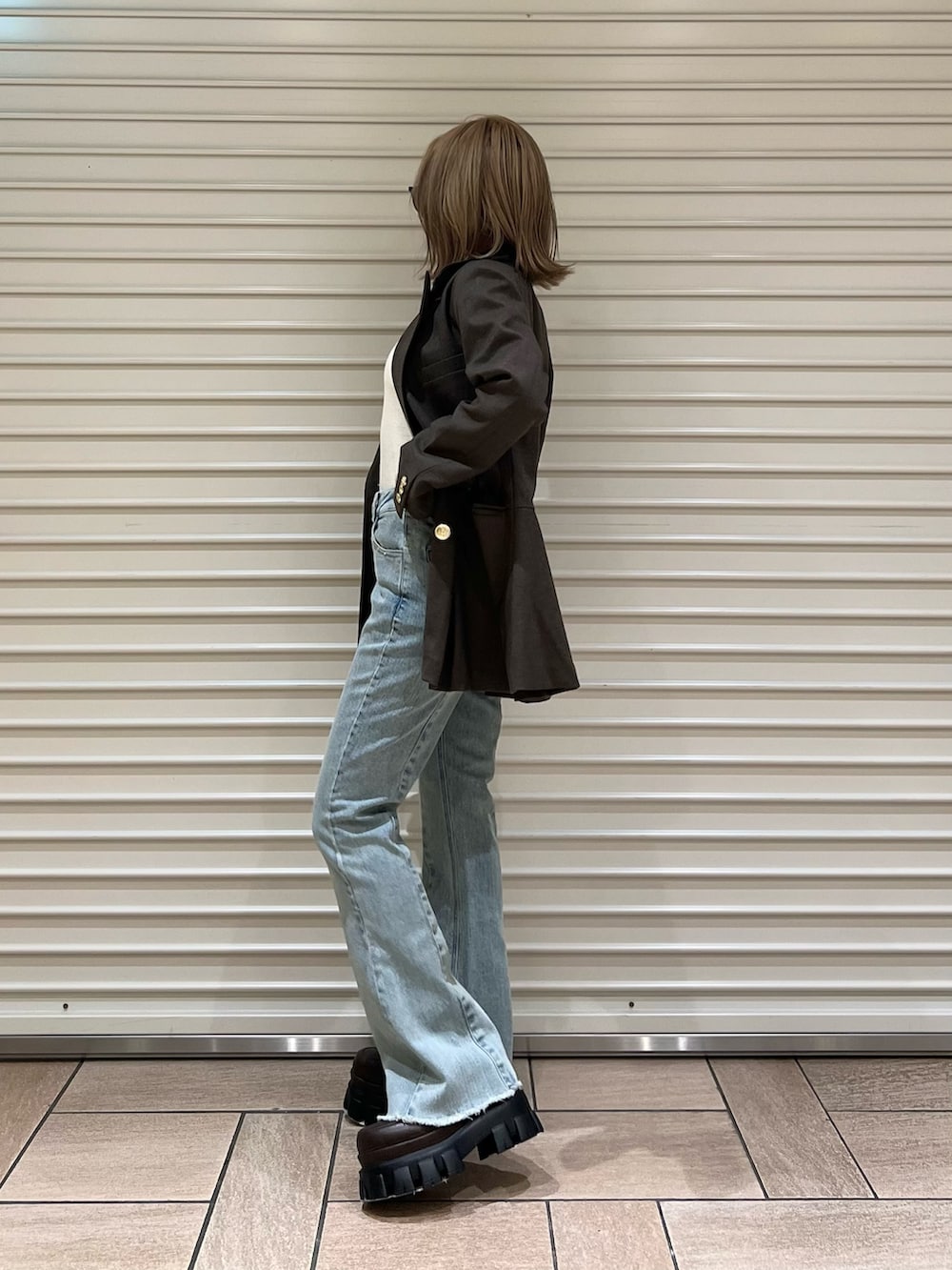 ブルー系のその他パンツ、ブラウン系のローファー、ブラウン系のテーラードジャケットを着用したレディースの秋コーディネートの2枚目の写真