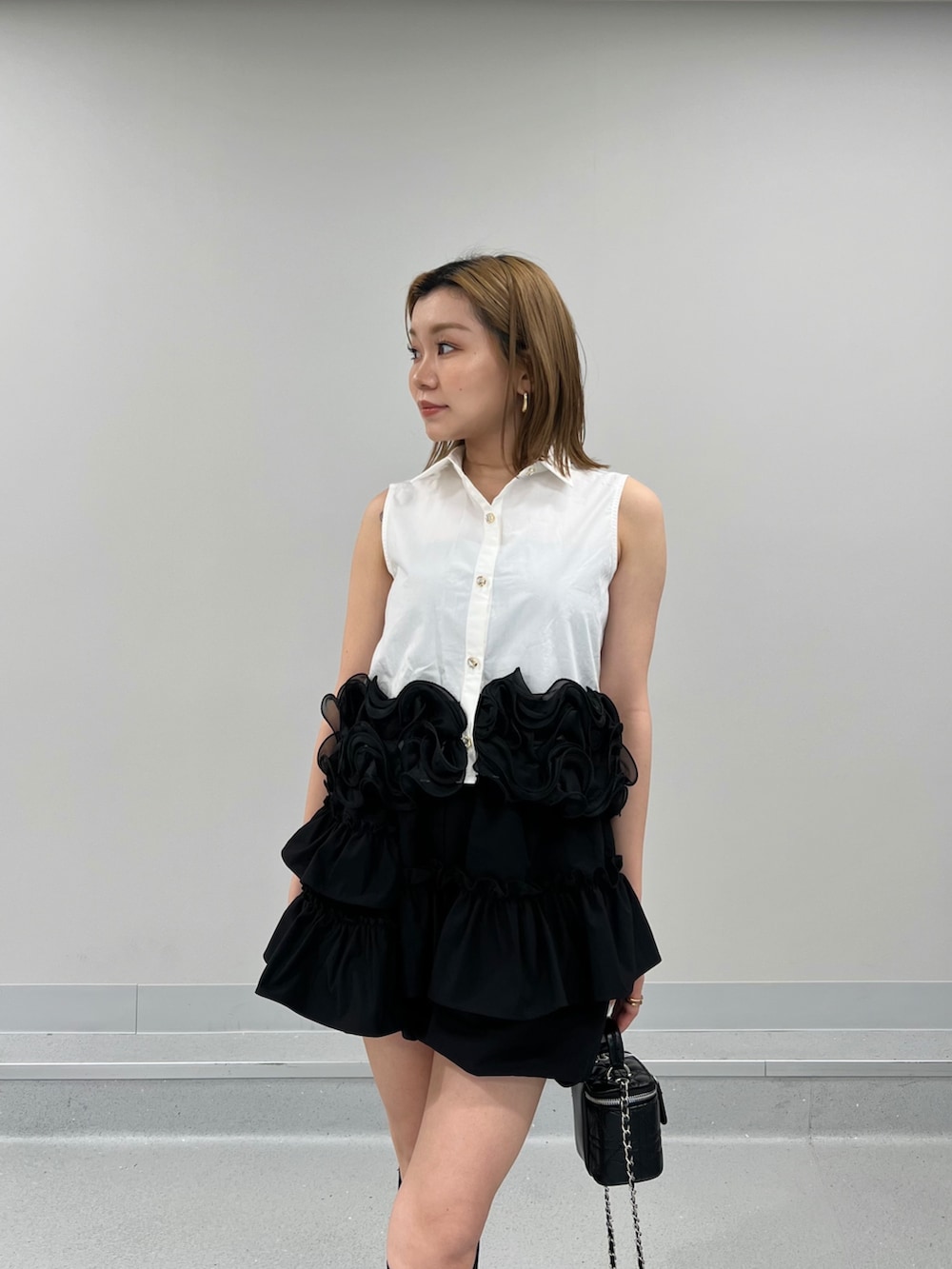ブラック系のその他パンツ、ホワイト系のシャツ/ブラウスを着用したレディースの夏コーディネートの4枚目の写真