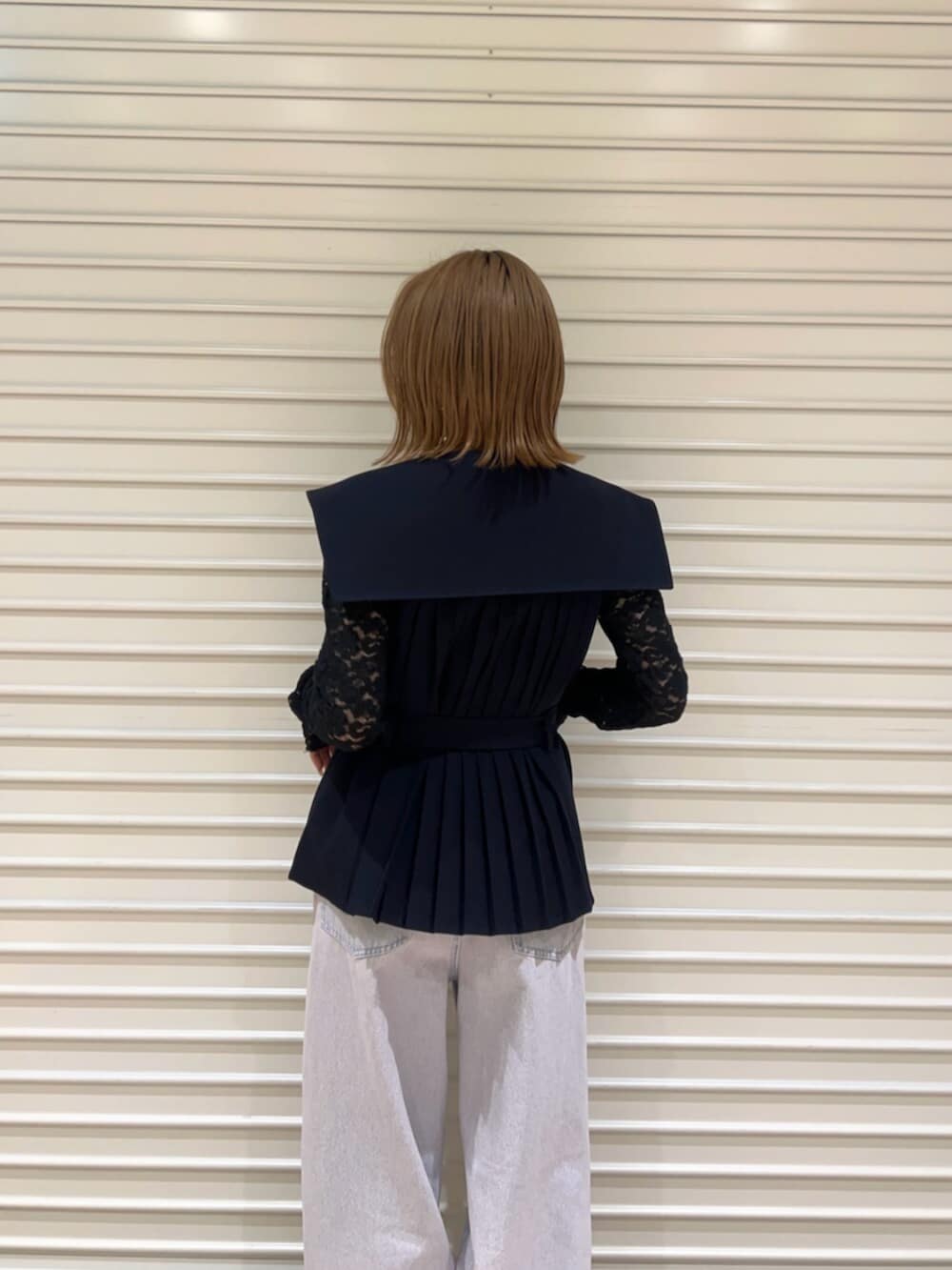 ブラック系のサンダル、ブルー系のその他アウター、ピンク系のデニムパンツを着用したレディースの春コーディネートの5枚目の写真