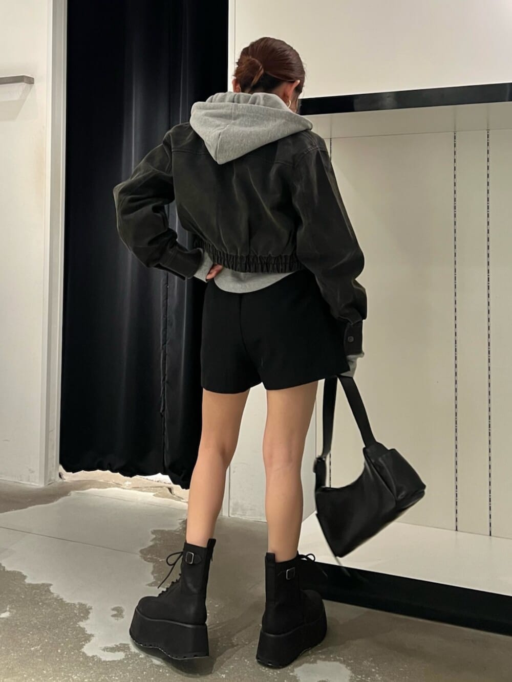 ブラック系のその他パンツ、ブラック系のブルゾン、ブラック系のブーツを着用したレディースの秋コーディネートの3枚目の写真