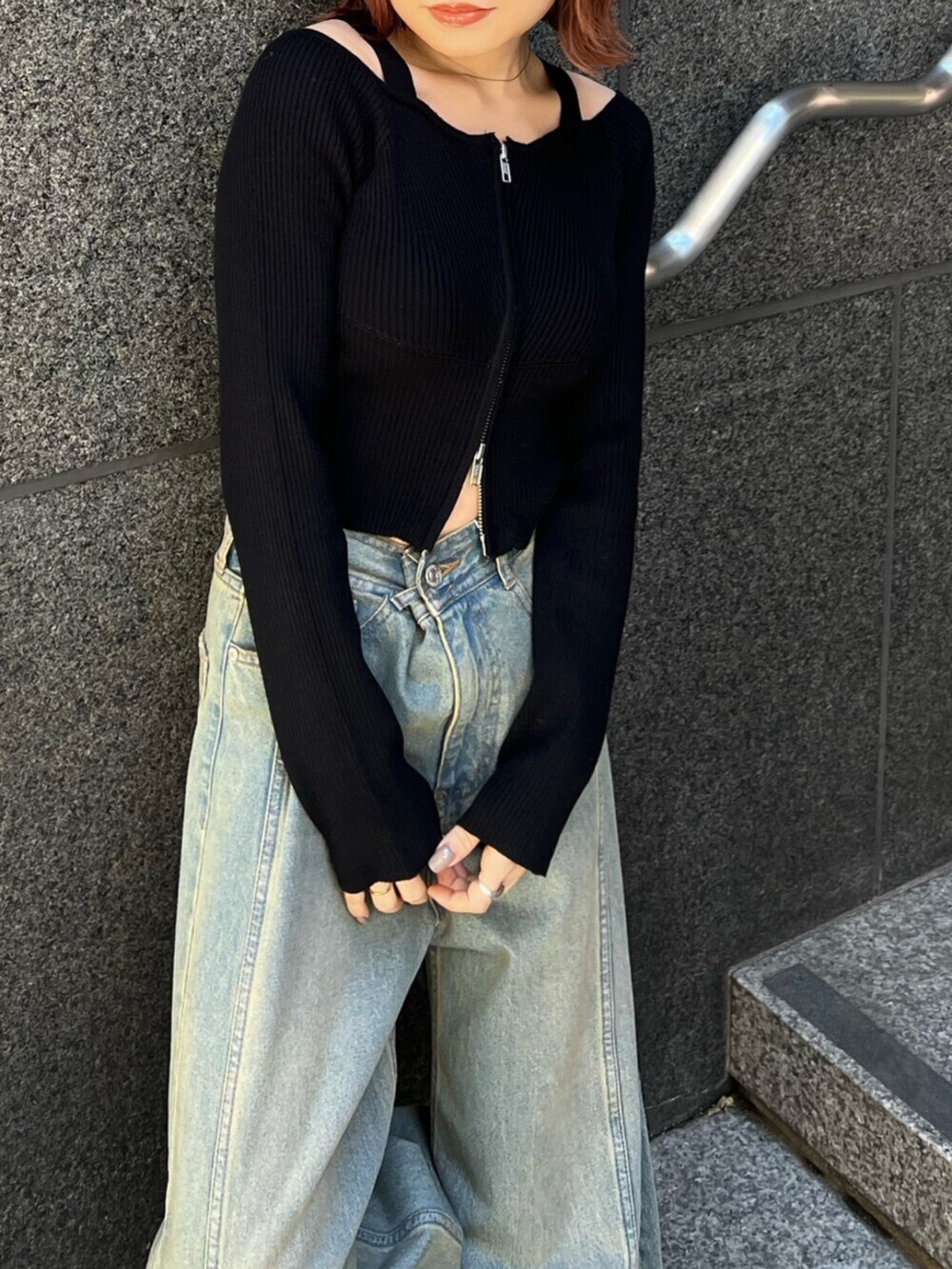 ブルー系のデニムパンツ、ブラック系のニット/セーターを着用したレディースの冬コーディネートの8枚目の写真