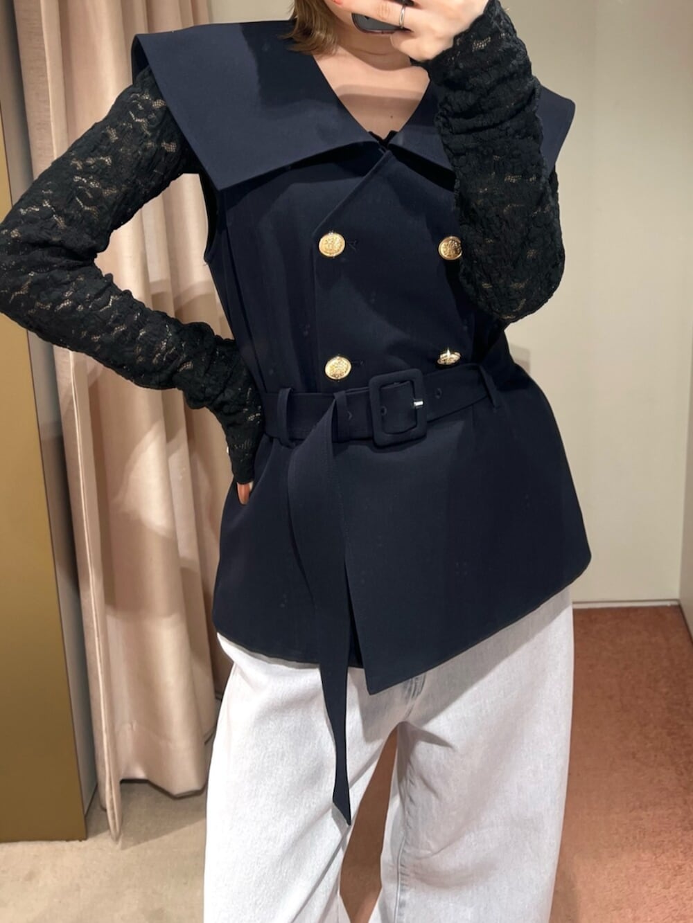 ブラック系のサンダル、ブルー系のその他アウター、ピンク系のデニムパンツを着用したレディースの春コーディネートの6枚目の写真