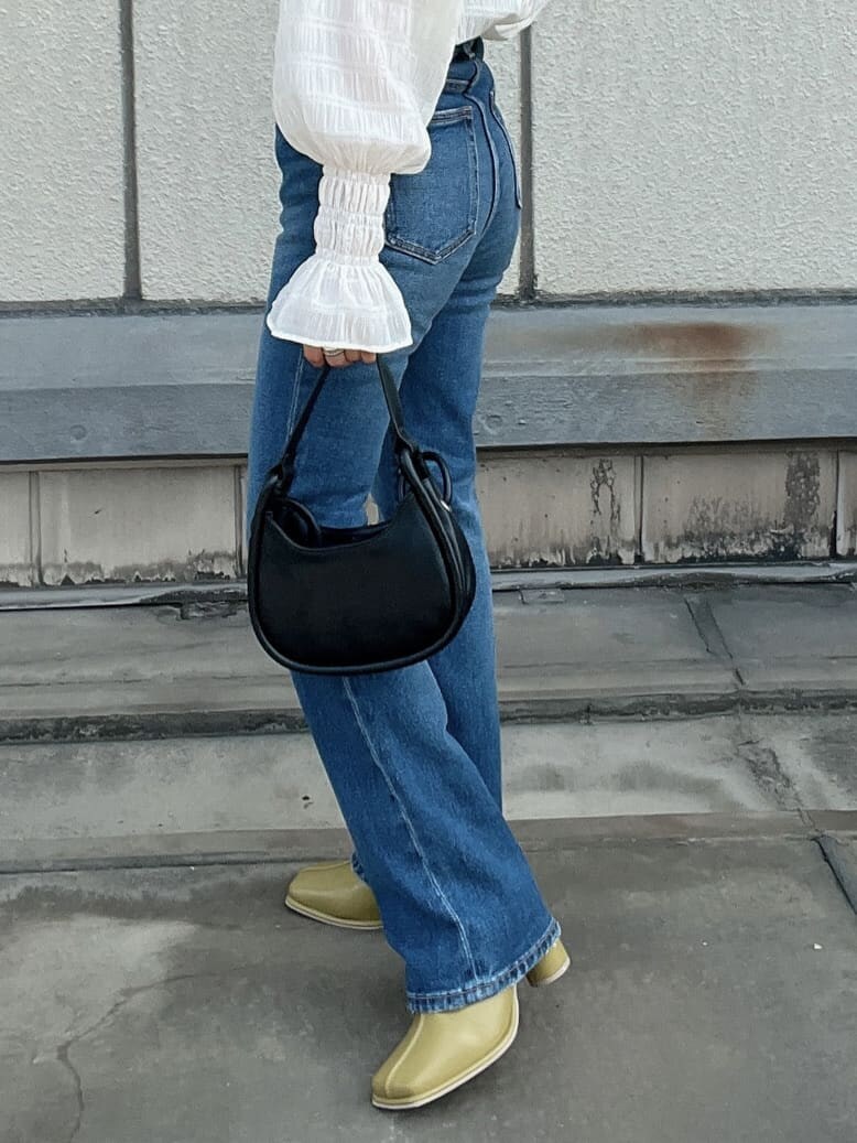 ブルー系のデニムパンツ、ホワイト系のシャツ/ブラウス、ブラック系のハンドバッグを着用したレディースの夏コーディネートの9枚目の写真