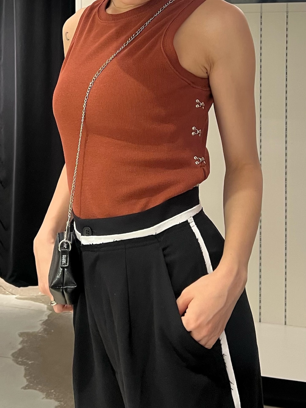 ブラック系のサンダル、ブラック系のその他パンツ、ブラック系のショルダーバッグを着用したレディースの夏コーディネートの5枚目の写真