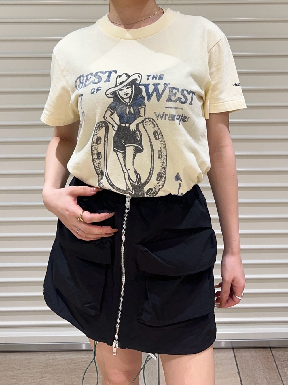イエロー系のTシャツ/カットソー、ブラック系のスカートを着用したレディースの春コーディネートの5枚目の写真