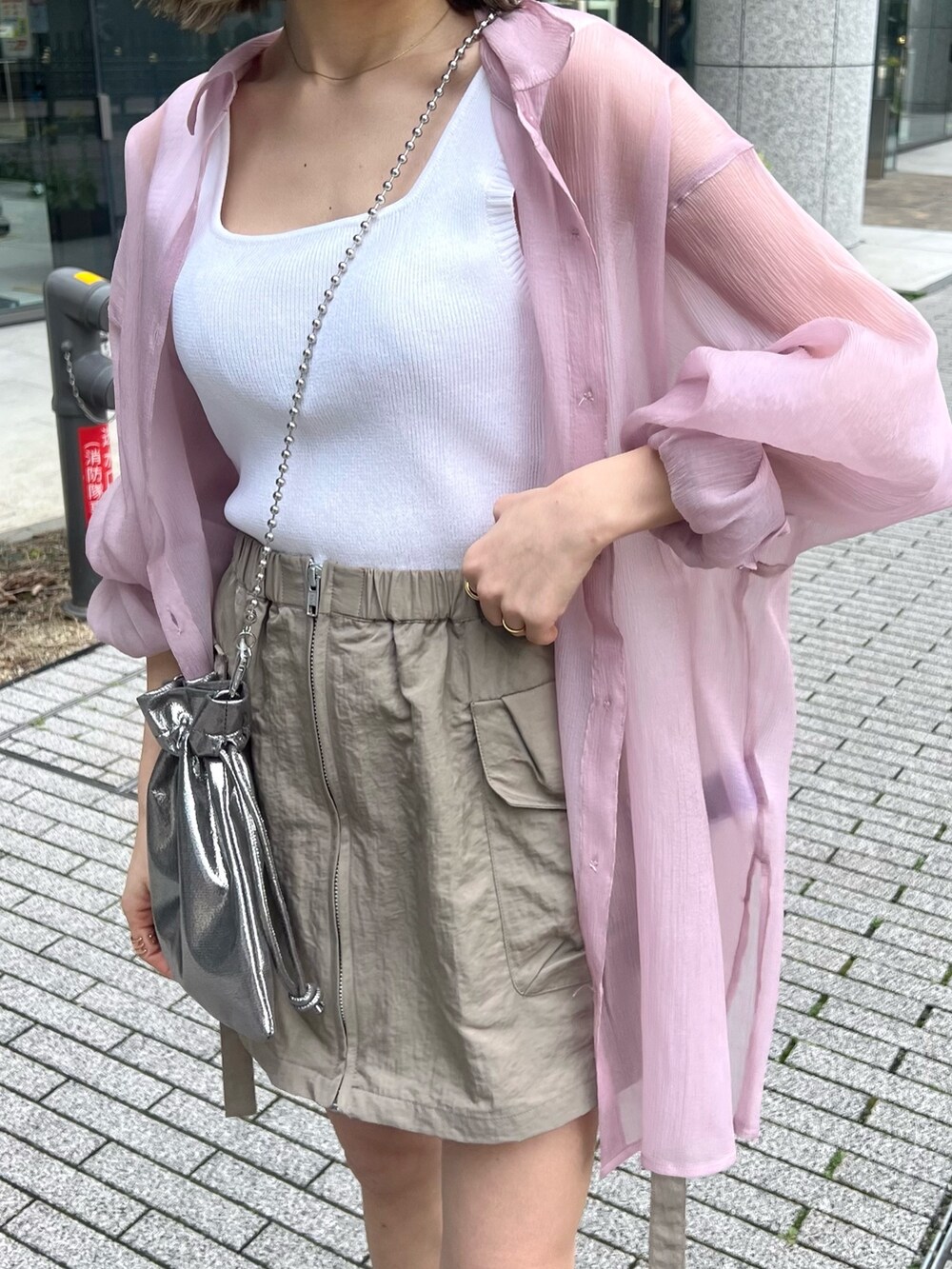 ピンク系のシャツ/ブラウス、ホワイト系のニット/セーター、グレー系のショルダーバッグを着用したレディースの春コーディネートの7枚目の写真