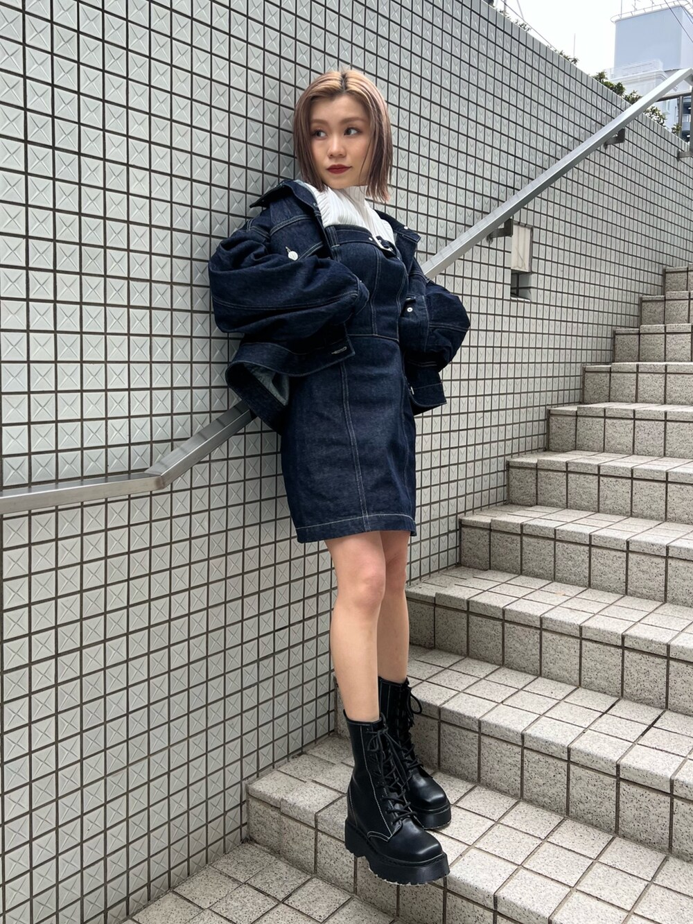 ホワイト系のニット/セーター、ブルー系のワンピース、ブルー系のデニムジャケットを着用したレディースの冬コーディネートの2枚目の写真